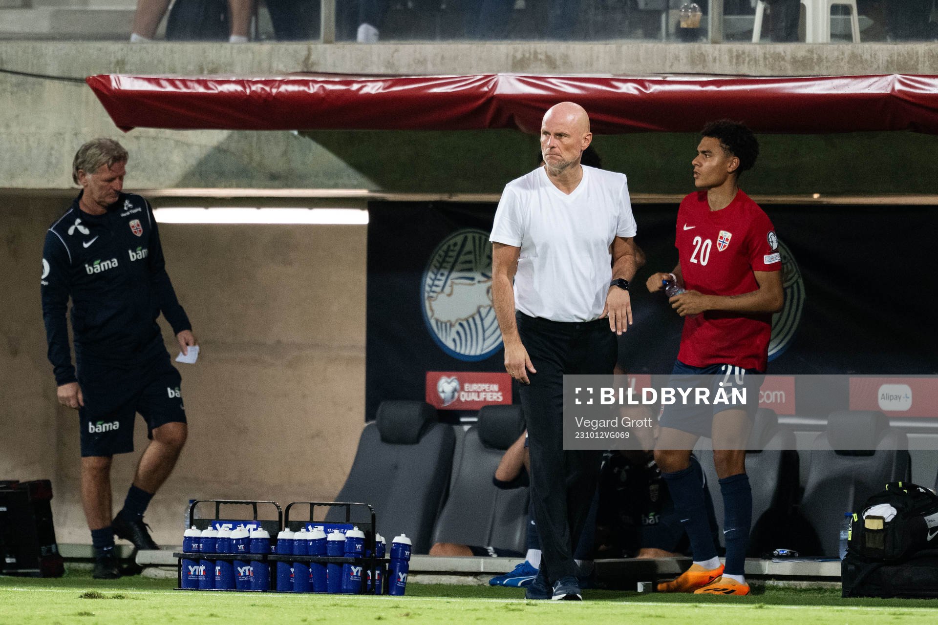 Head coach Ståle Solbakken and Oscar Bobb of Norway