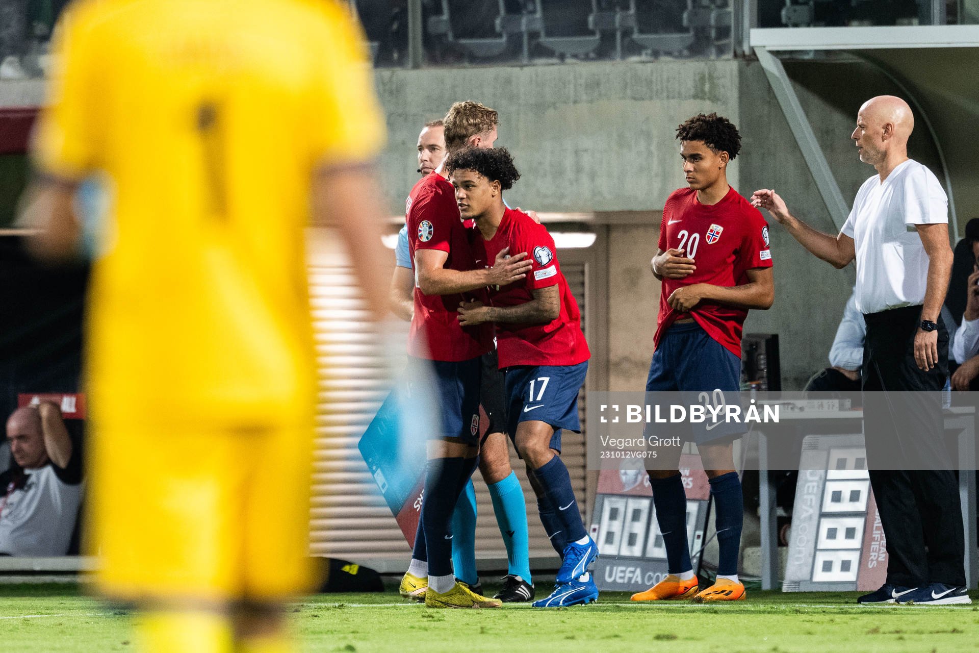 Oscar Bobb, Antonio Nusa and Ståle Solbakken, head coach