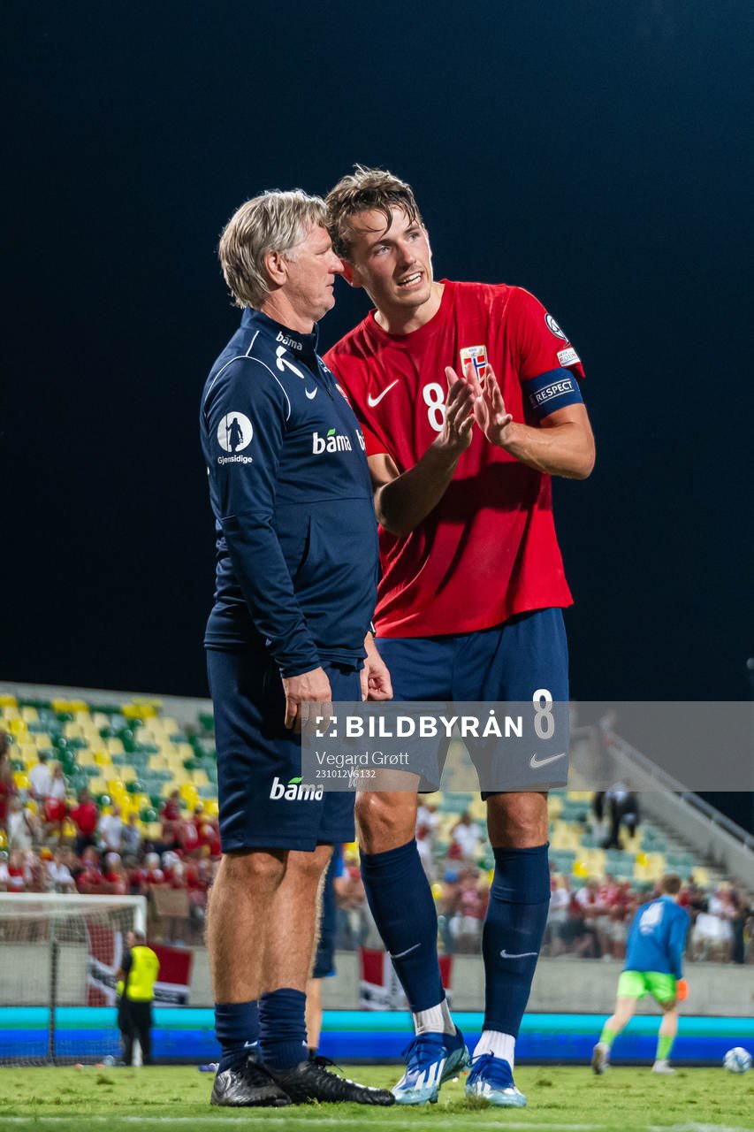 Kent Bergersen, assistant coach, and Sander Berge of Norway