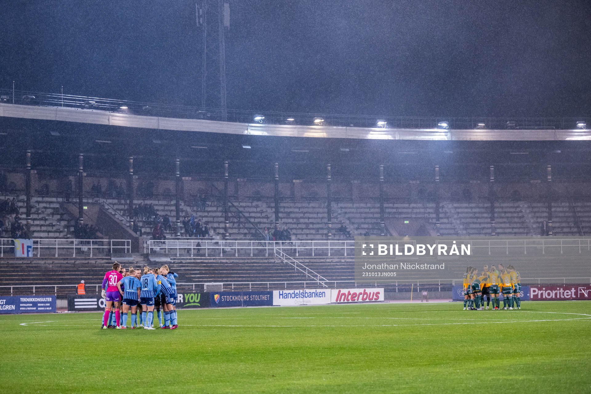 Djurgårdens och IFK Norrköpings spelare samlas
