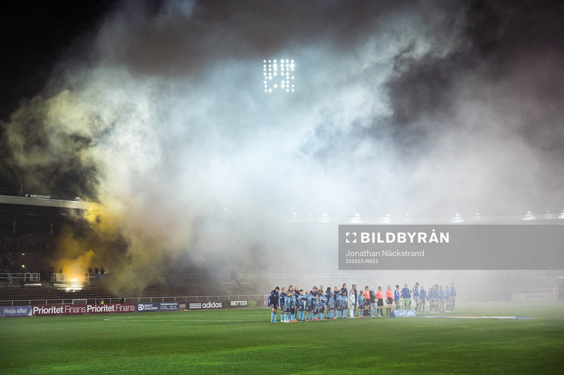Djurgårdens supportrar med bengaler vid line up