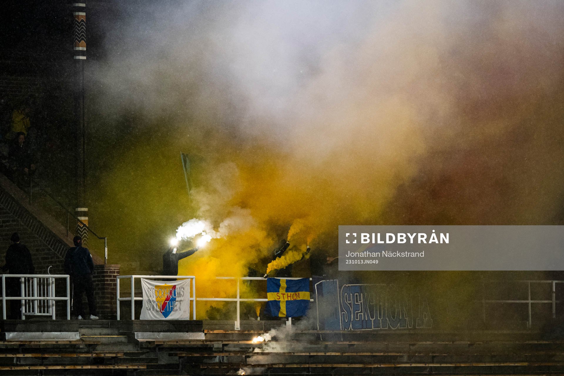Djurgårdens supportrar med bengaler