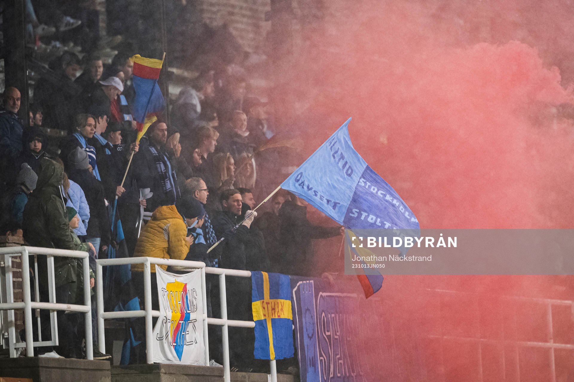 Djurgårdens supportrar med bengaler