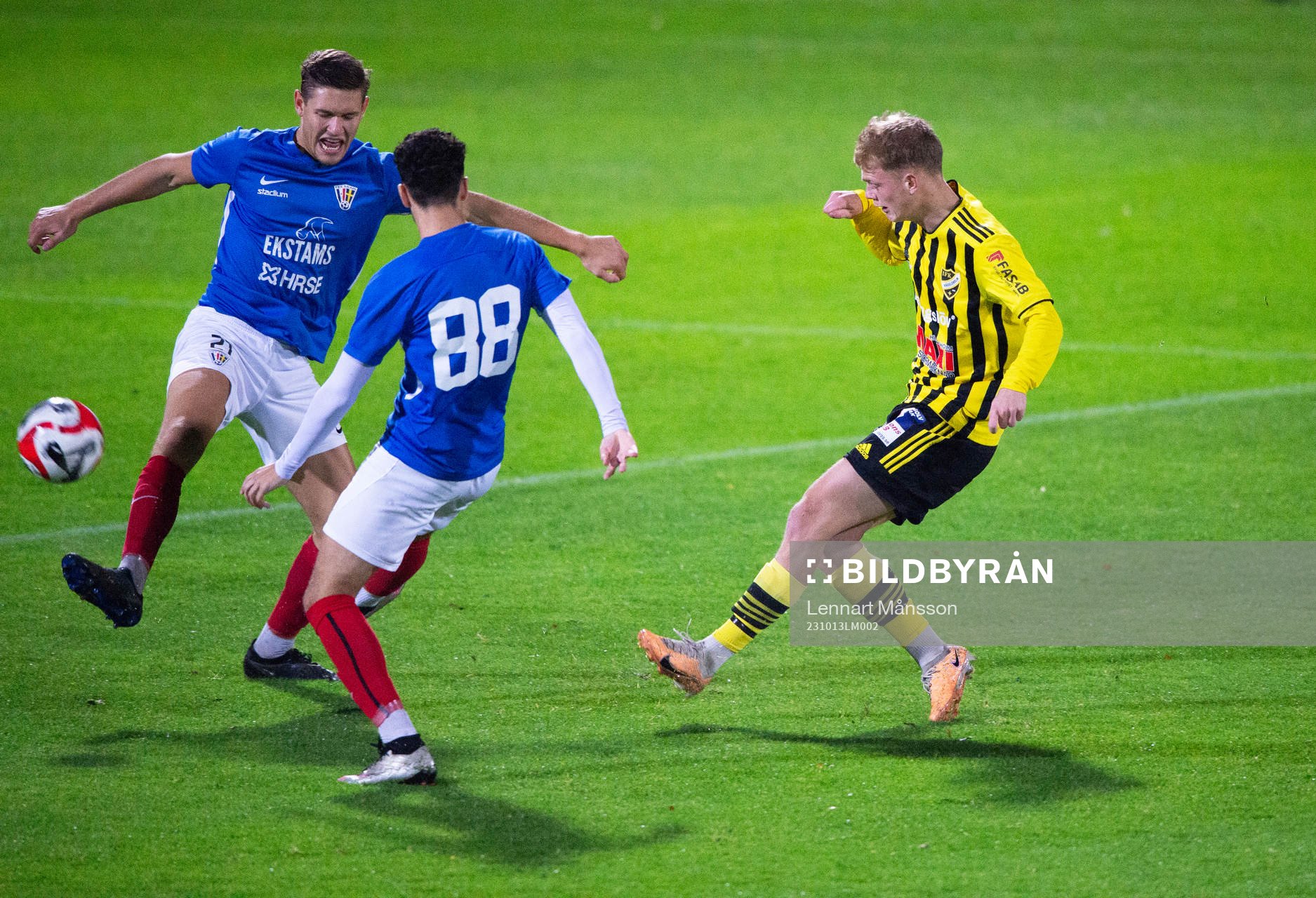 IFK Hässleholms Max Eriksson skjuter i matchen i div. 2