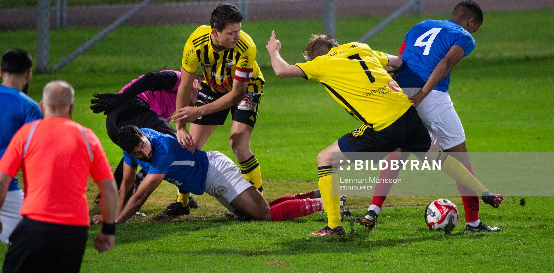 IFK Hässleholms Isak Orajärvi och Edvin Nilsson sysselsätter Balkans försvar i matchen i div. 2 mellan IFK Hässleholm och FBK Balkan i Hässleholm 13 oktober 2023.