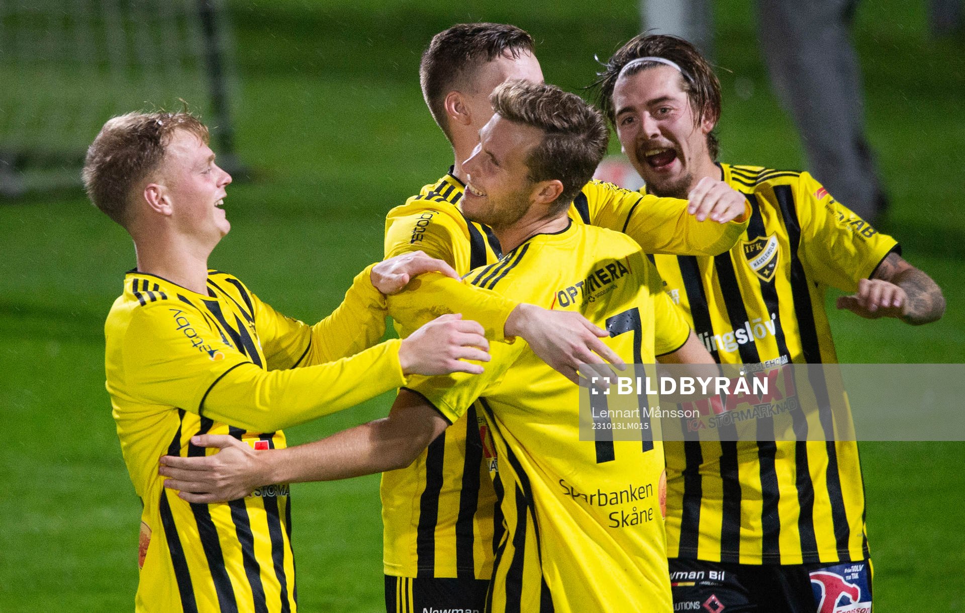 IFK Hässleholms Marcus Thuvesson har gjort mål och grattas av 3-målsskytten Max Eriksson och Axel Henriksson och Axel Winberg i matchen i div. 2 mellan IFK Hässleholm och FBK Balkan i Hässleholm 13 oktober 2023.