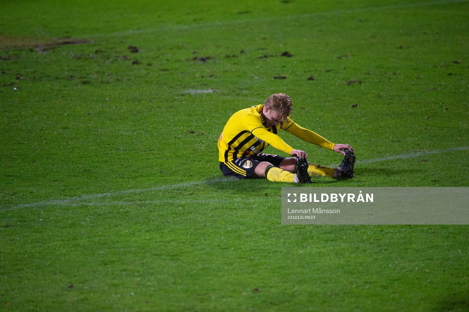 IFK Hässleholms Victor Holmberg stretchar i matchen i div. 2 mellan IFK Hässleholm och FBK Balkan i Hässleholm 13 oktober 2023.