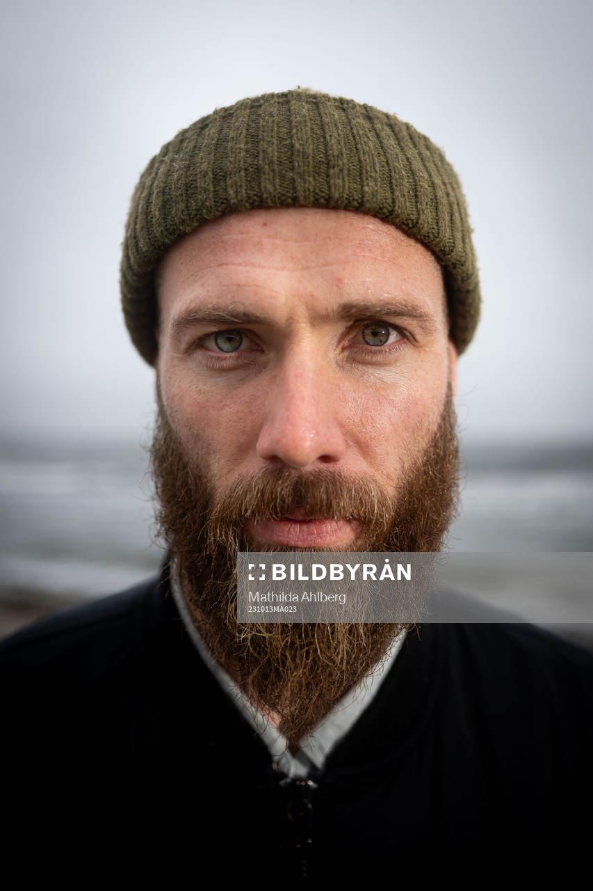 Jo Inge Berget poserar för ett porträtt under en fotografering den 13 oktober 2023 i Höllviken. 