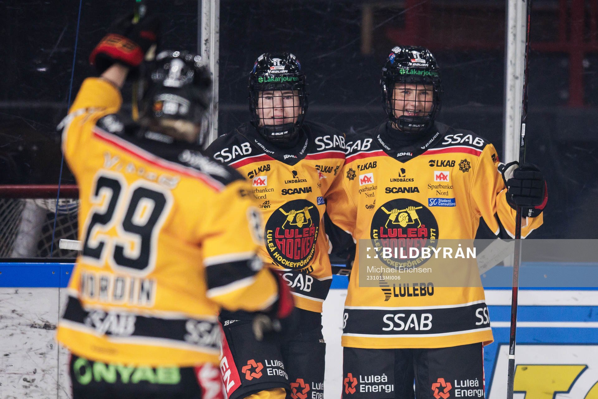 Luleås Petra Nieminen jublar med lagkamrater