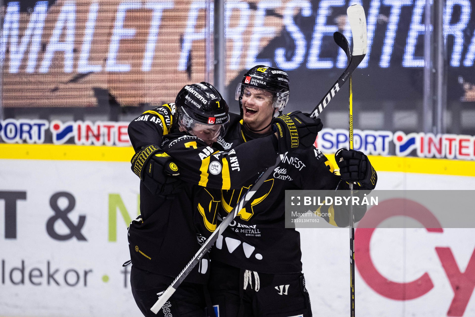 Västerås IKs Hannes Hellberg och Adam Hofbauer jublar
