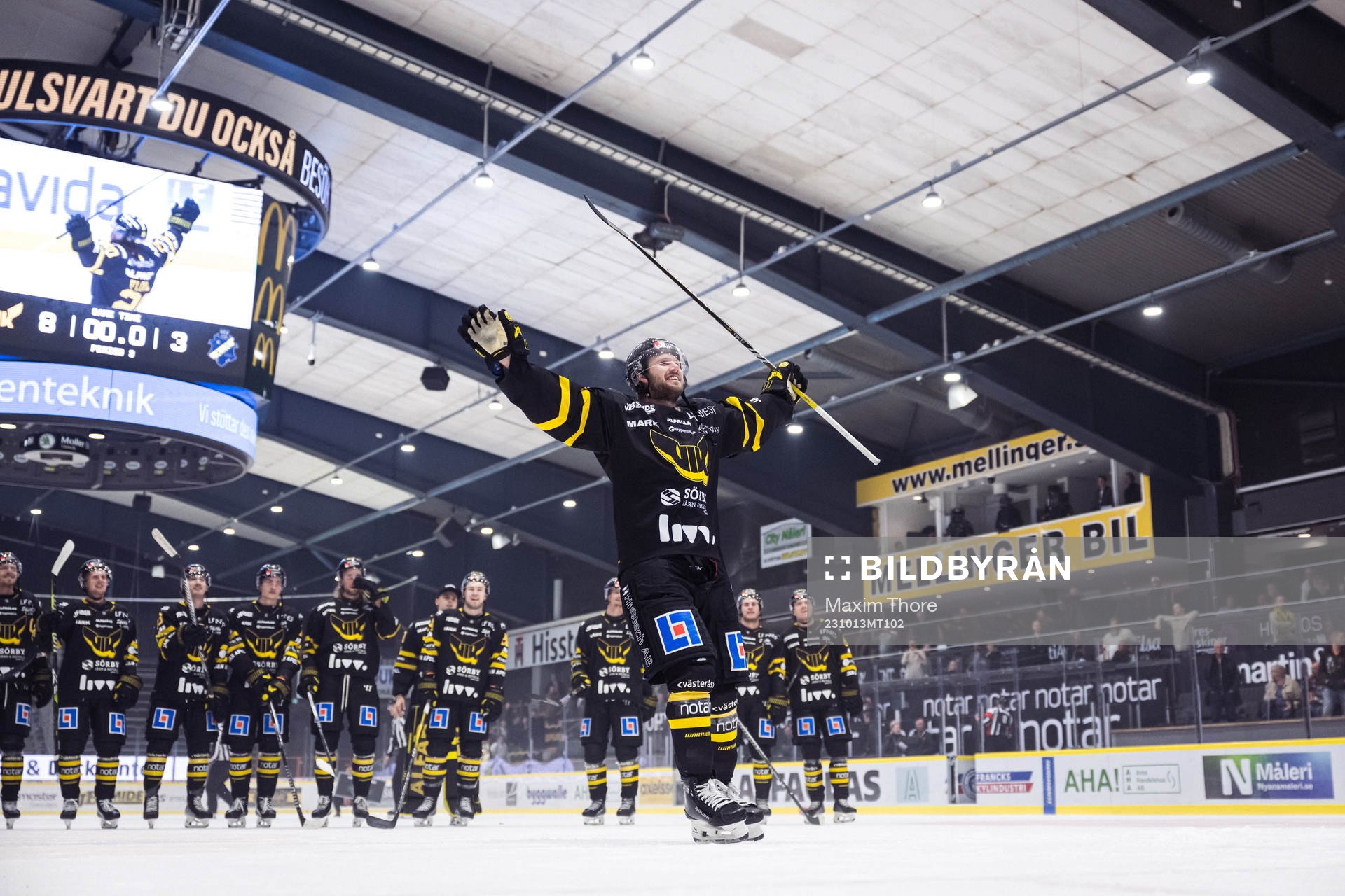 Västerås IKs Erik Flood och lagkamrater jublar