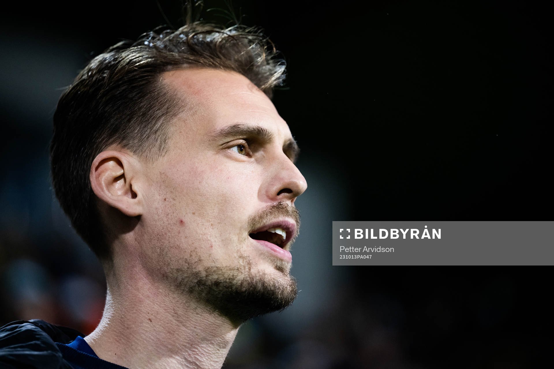 head coach Daniel Bäckström of Sweden