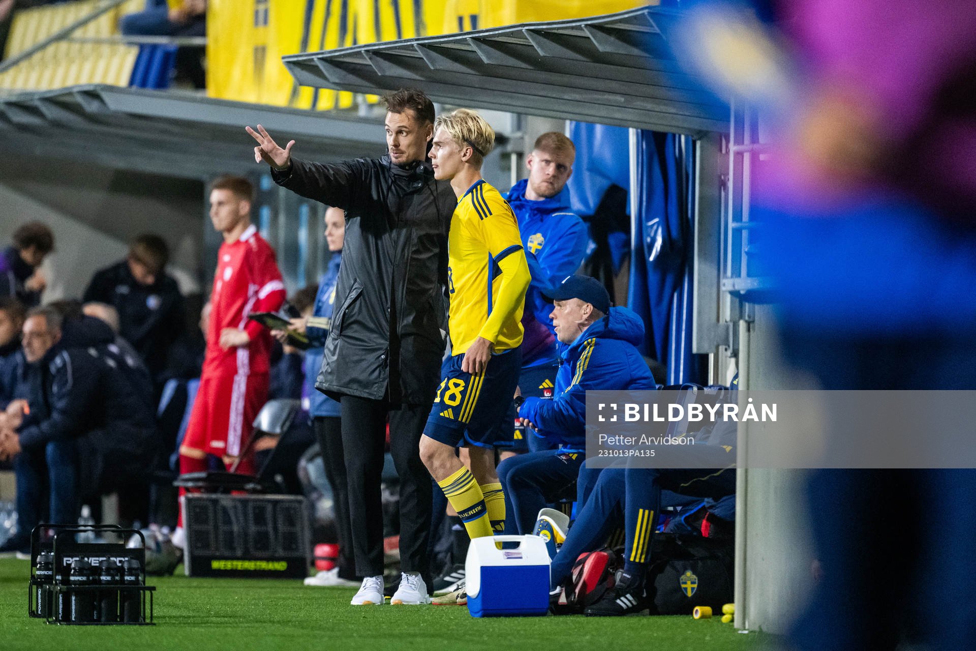 Head coach Daniel Bäckström and Lucas Bergvall of Sweden