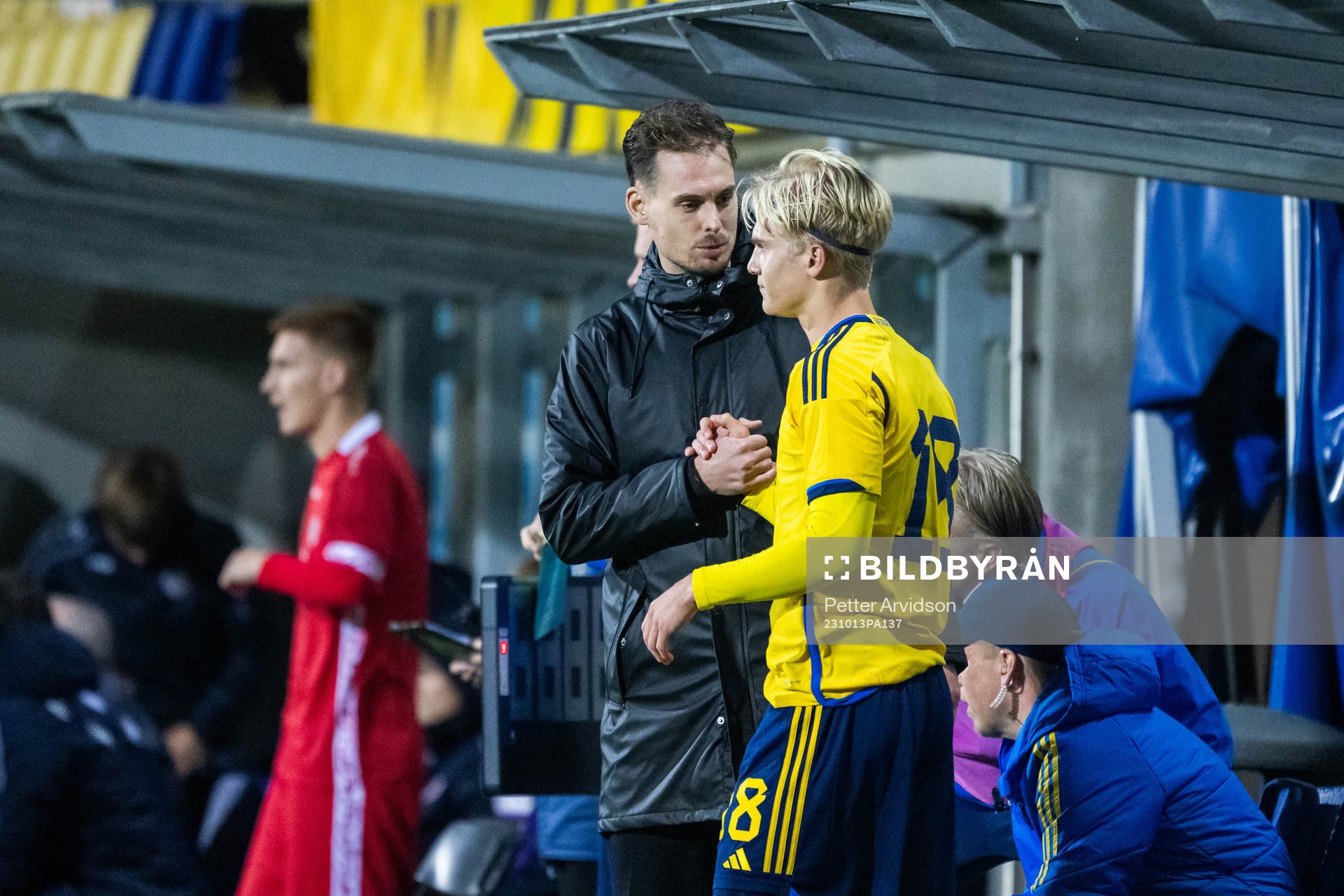Head coach Daniel Bäckström and Lucas Bergvall of Sweden