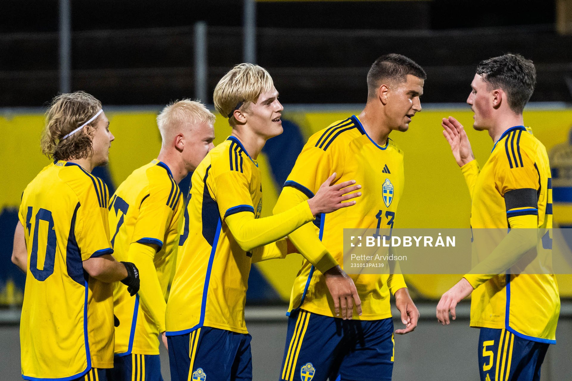Lucas Bergvall of Sweden celebrates with Sebastian Nanasi,