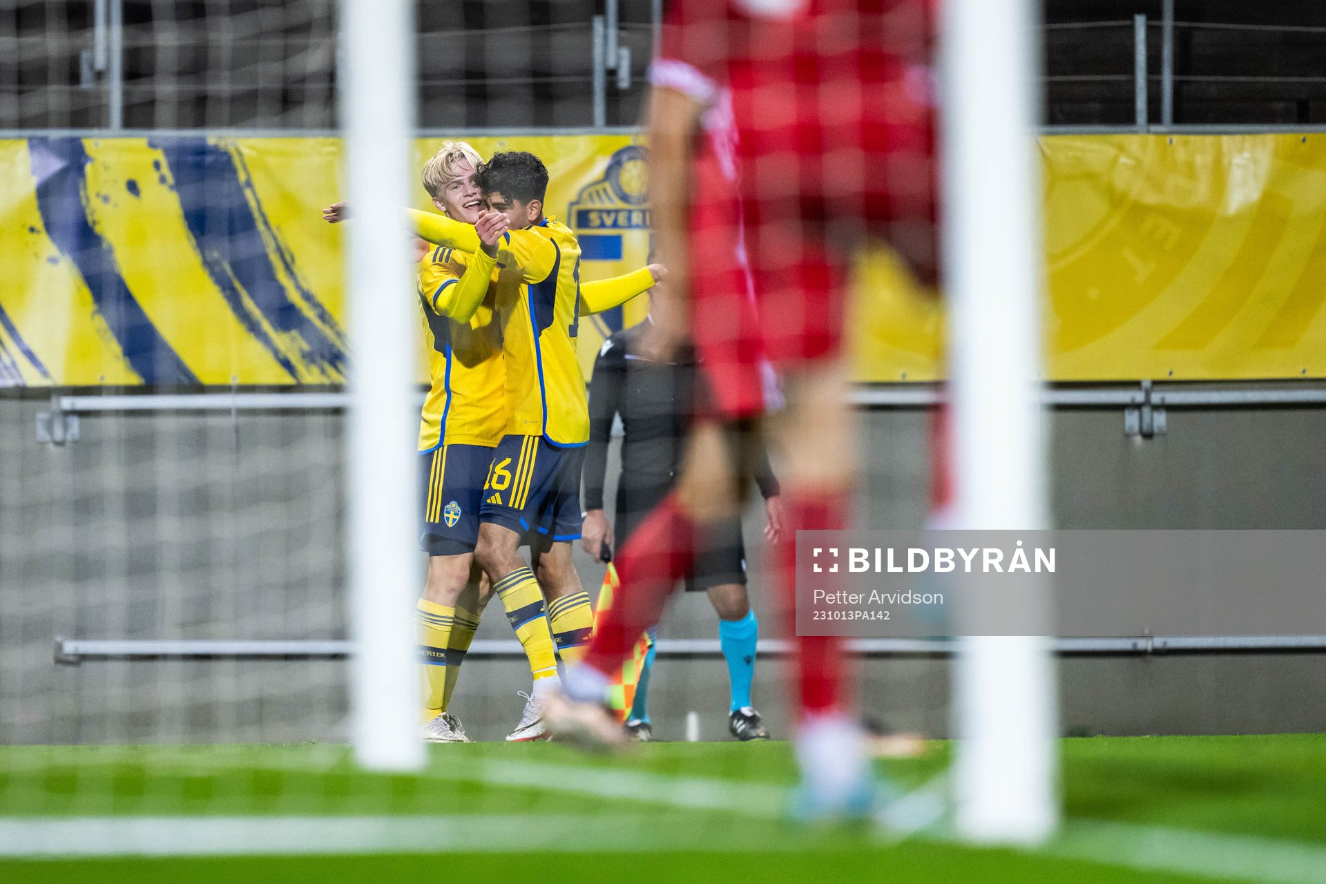 Lucas Bergvall of Sweden celebrates withAhmed Qasem