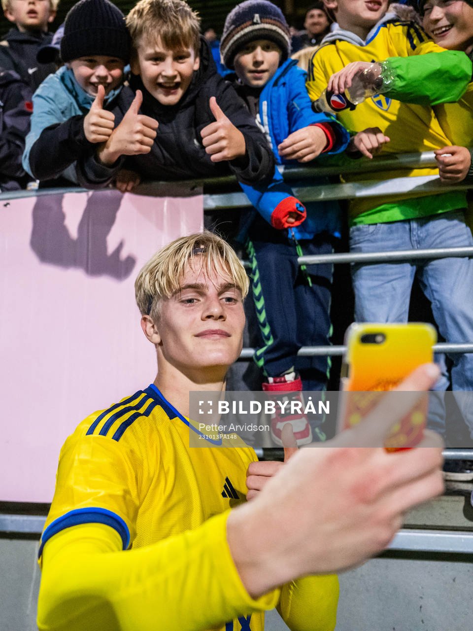 Lucas Bergvall of Sweden takes a picture with fans