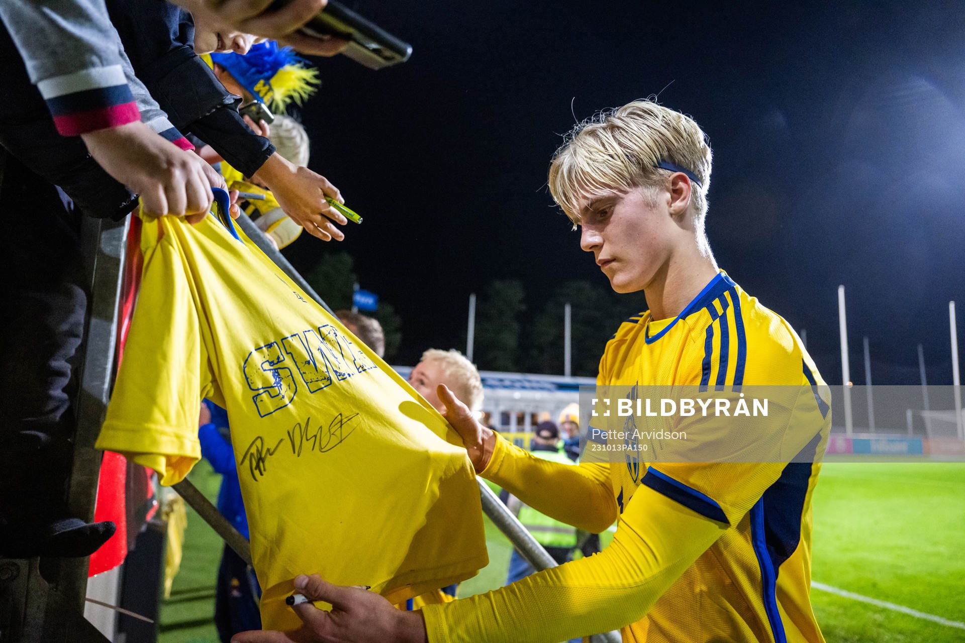Lucas Bergvall of Sweden writes autographs