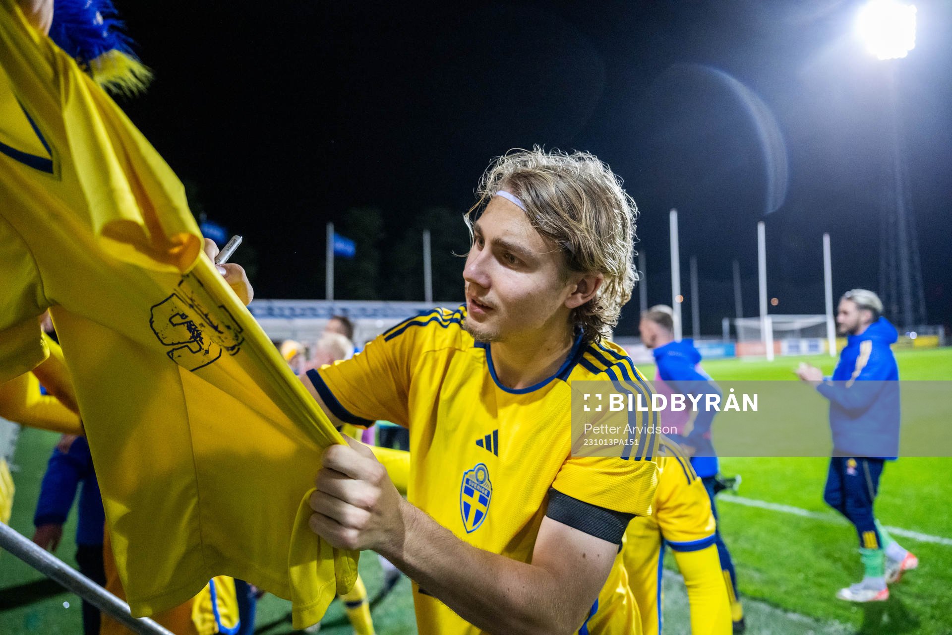 Sebastian Nanasi of Sweden writes autographs