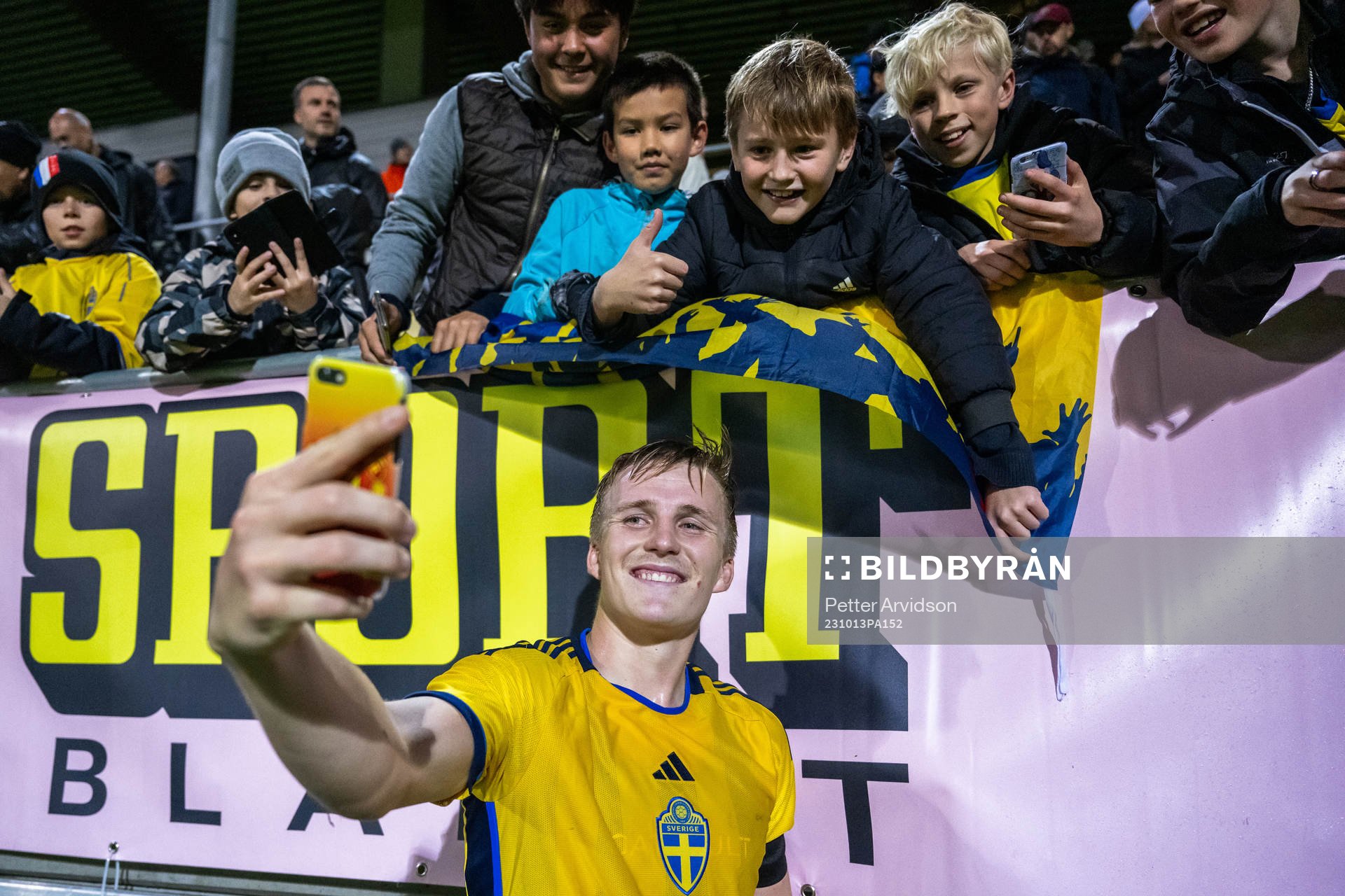 Casper Widell of Sweden takes a picture with fans