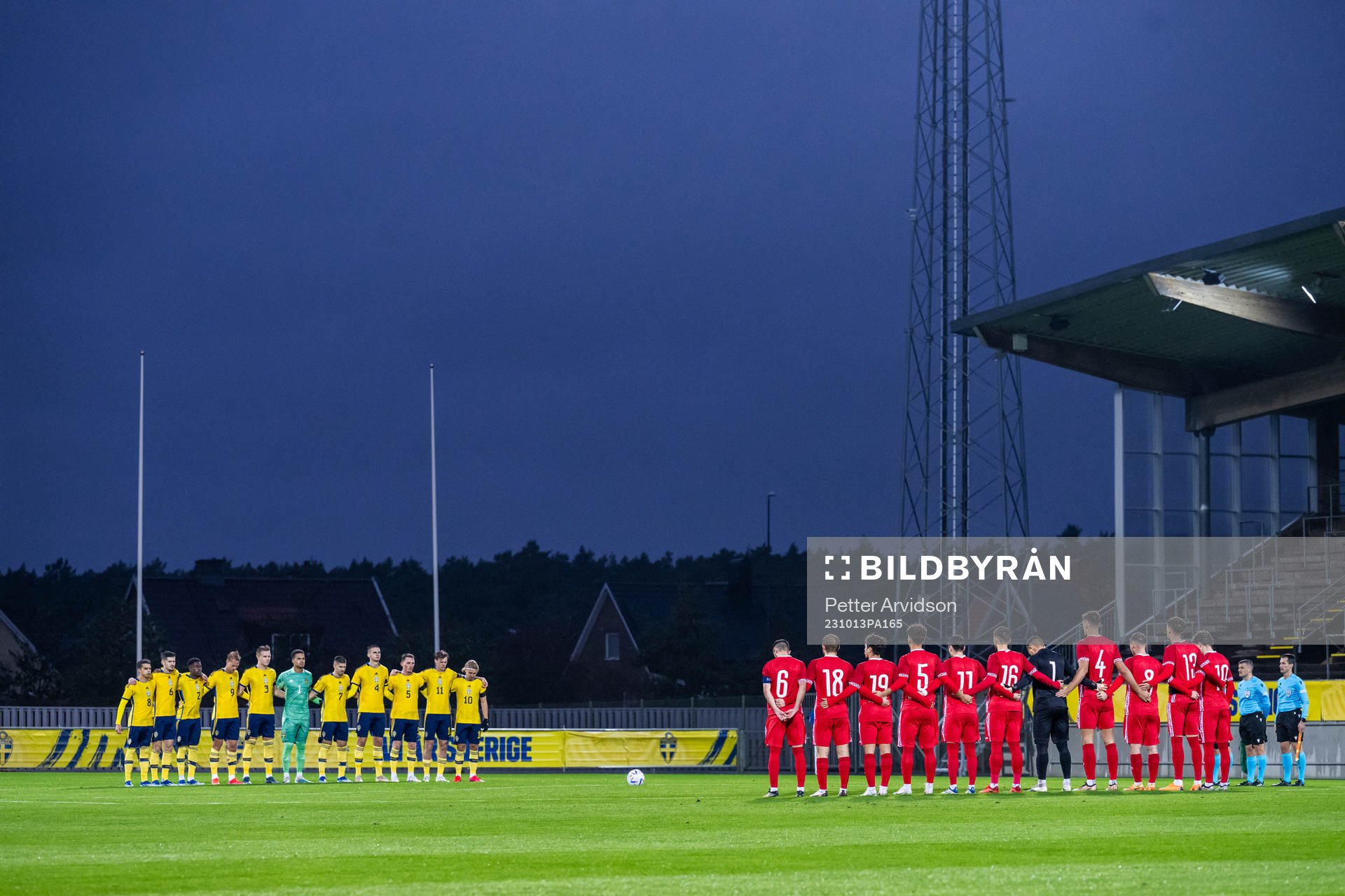 Players of Sweden and of Moldova during a moment of silence for the deceased Lars ”Laban” Arnesson ahead of the UEFA European Under-21 Qualifier football match between Sweden and Moldova on October 13, 2023 in Falkenberg. 
