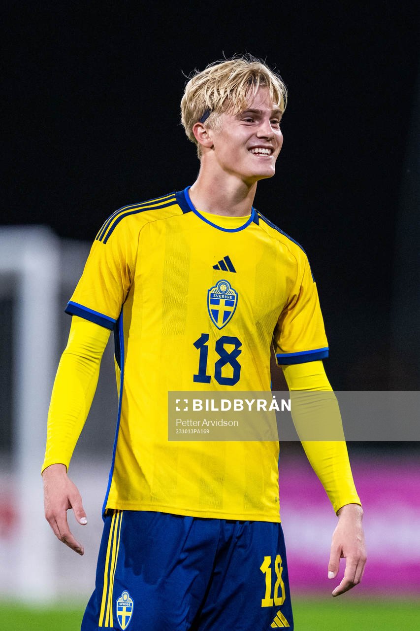 Lucas Bergvall of Sweden celebrate