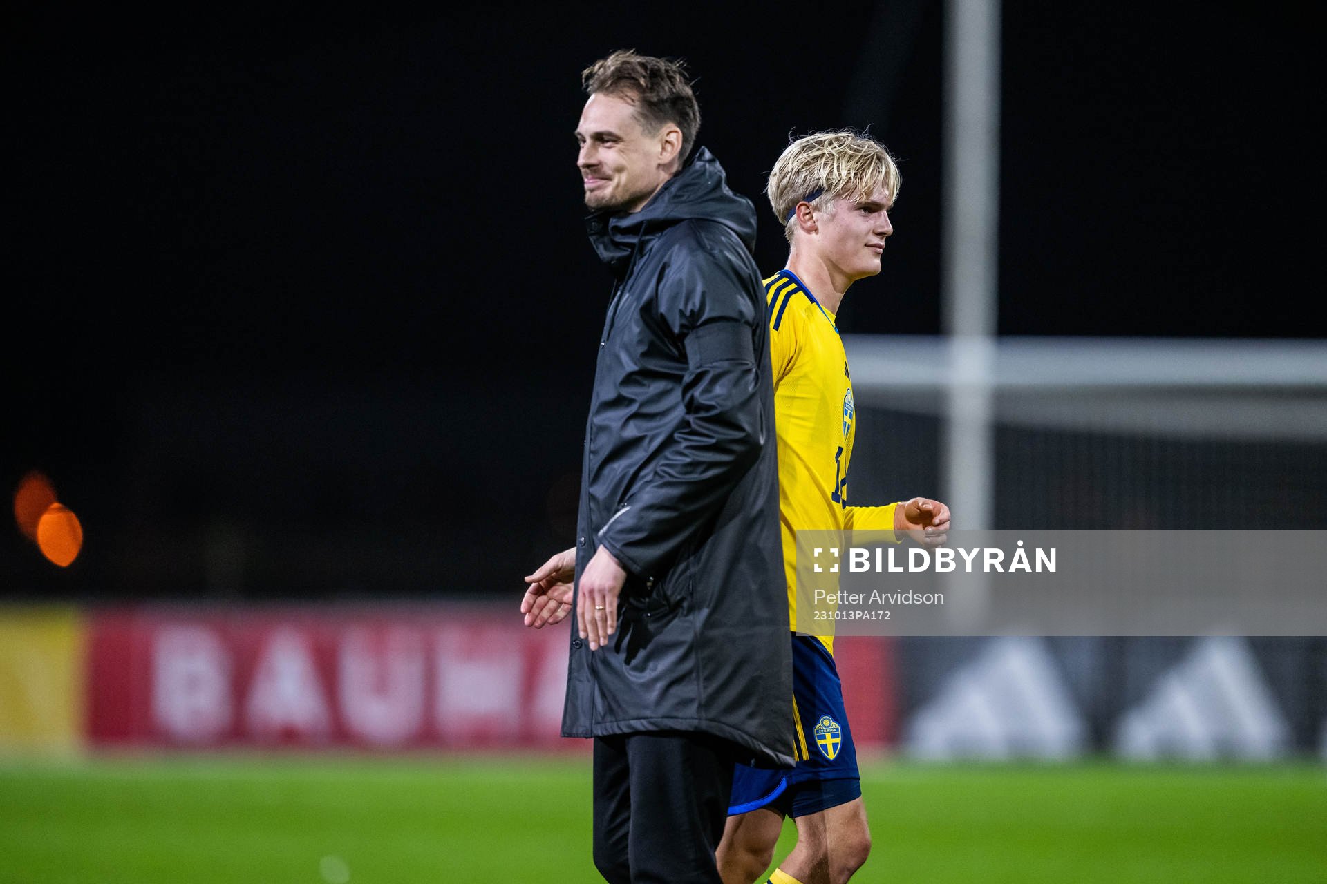 Lucas Bergvall and head coach Daniel Bäckström of Sweden celebrate after the UEFA European Under-21 Qualifier football match between Sweden and Moldova on October 13, 2023 in Falkenberg.
