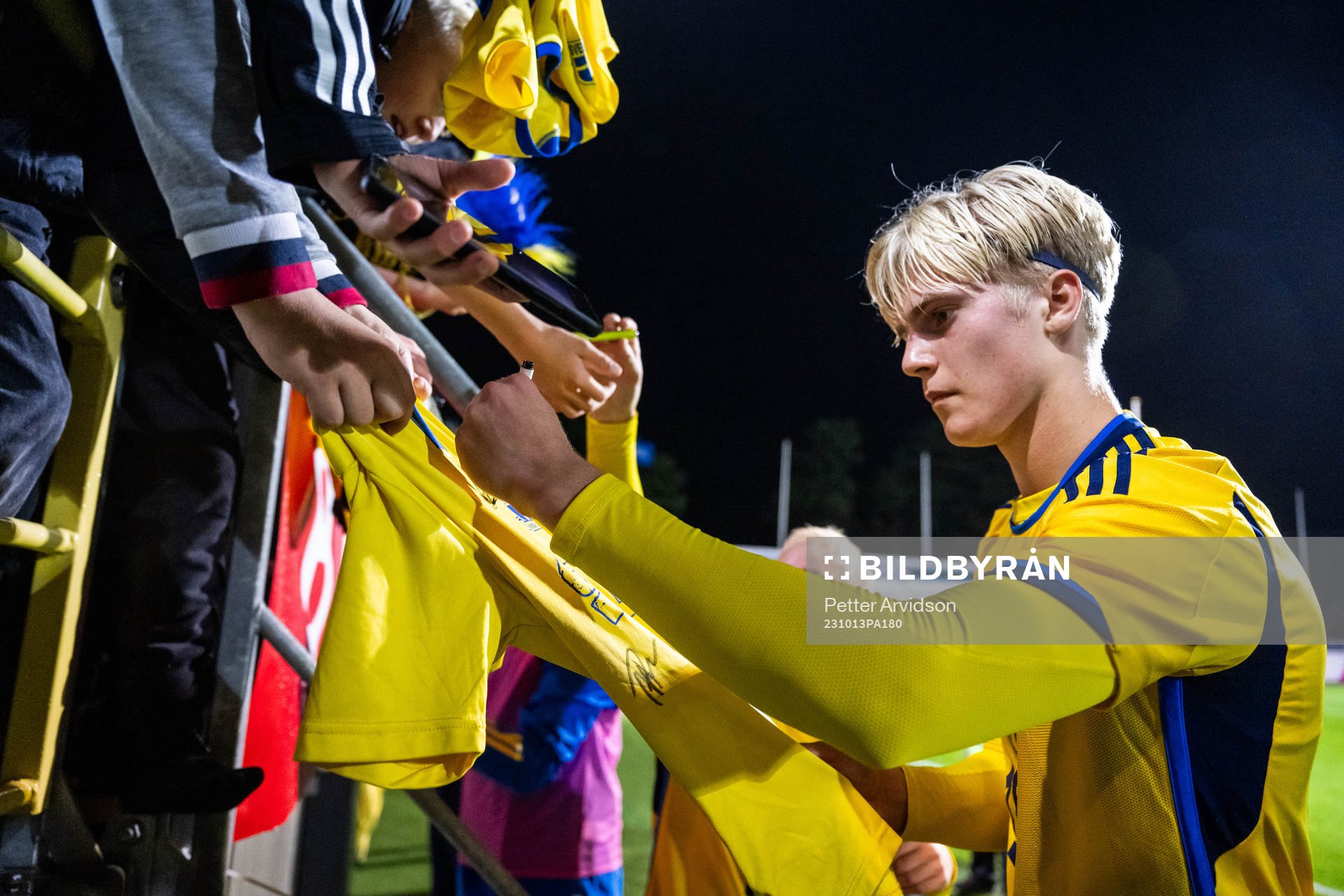 Lucas Bergvall of Sweden writes autographs