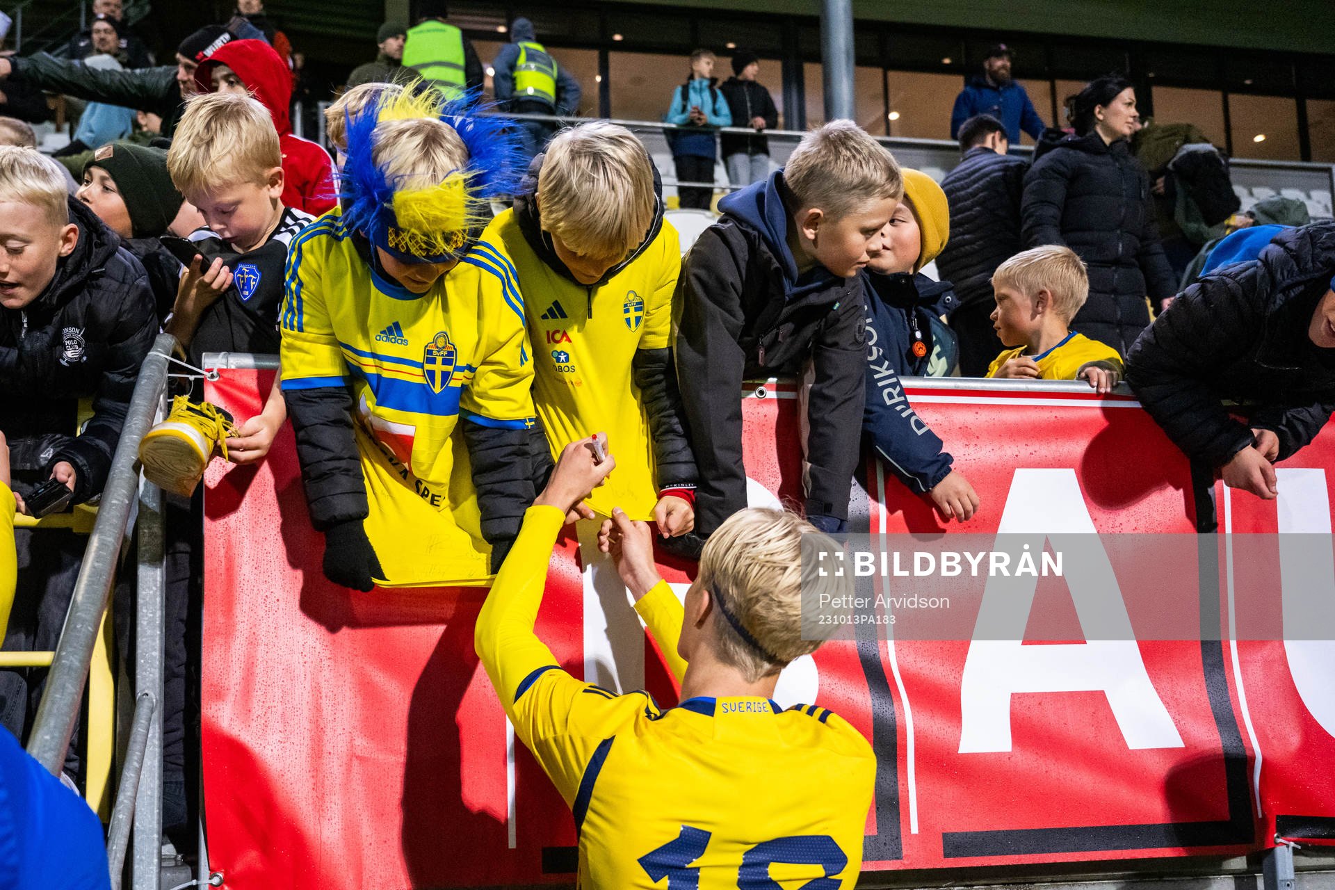 Lucas Bergvall of Sweden writes autographs