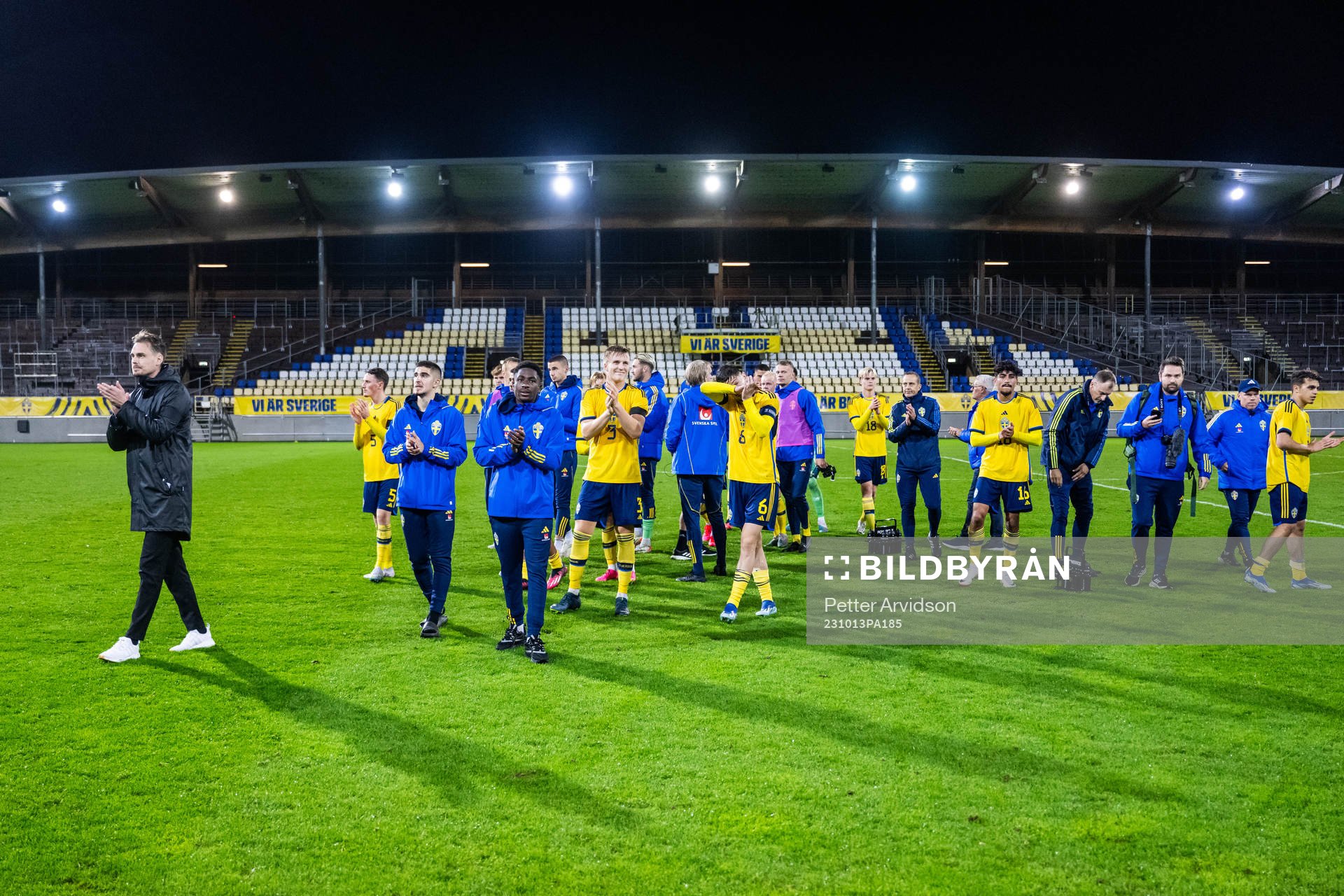 Head coach Daniel Bäckström and players of Sweden