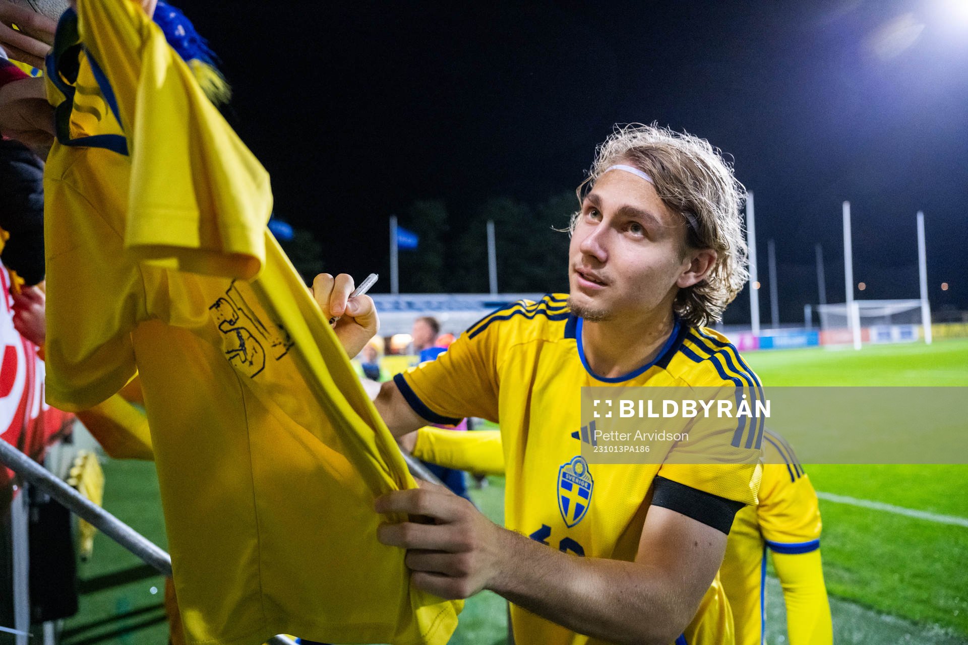 Sebastian Nanasi of Sweden writes autographs
