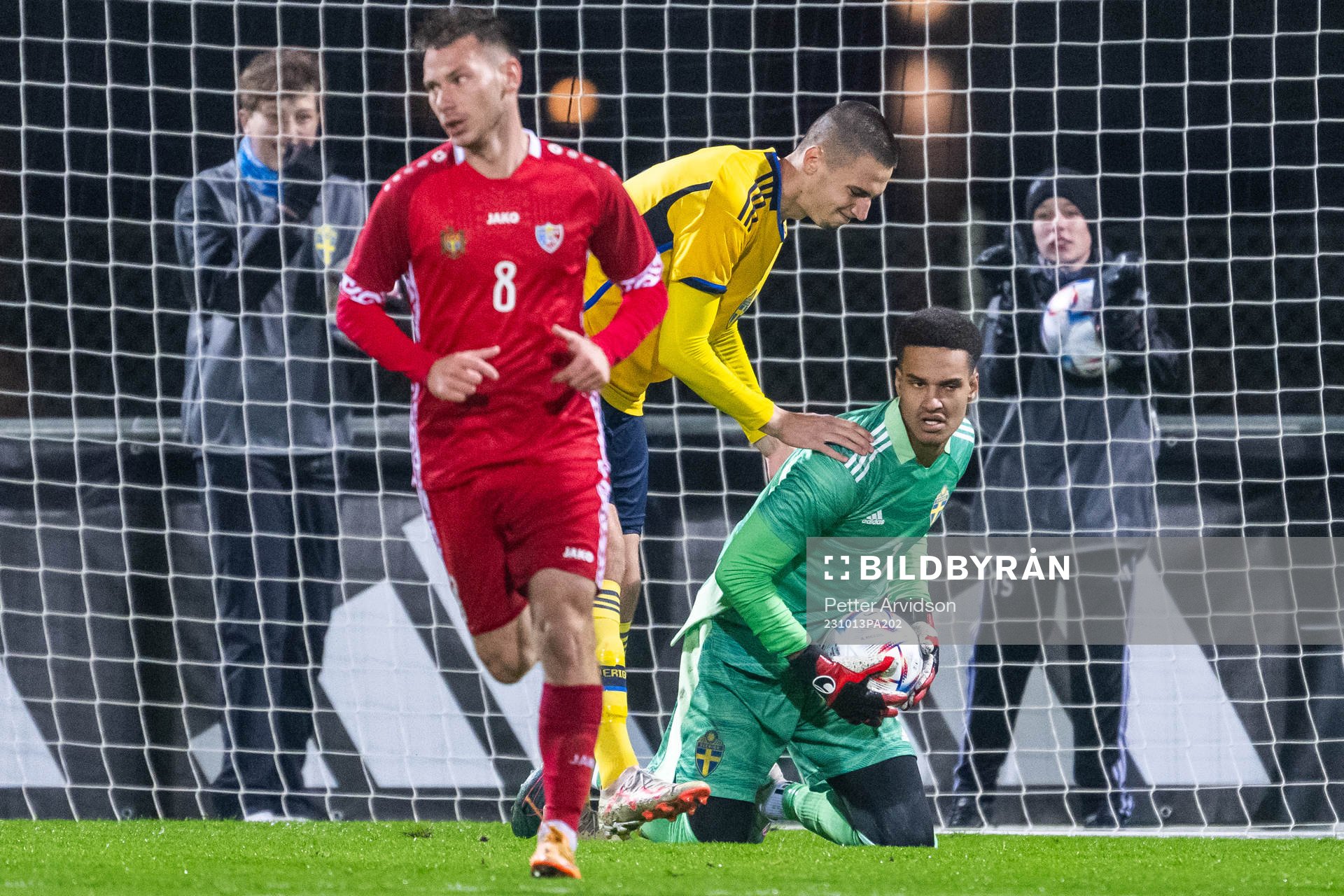 Noah Eile celebrates with goalkeeper Oliver Dovin of Sweden