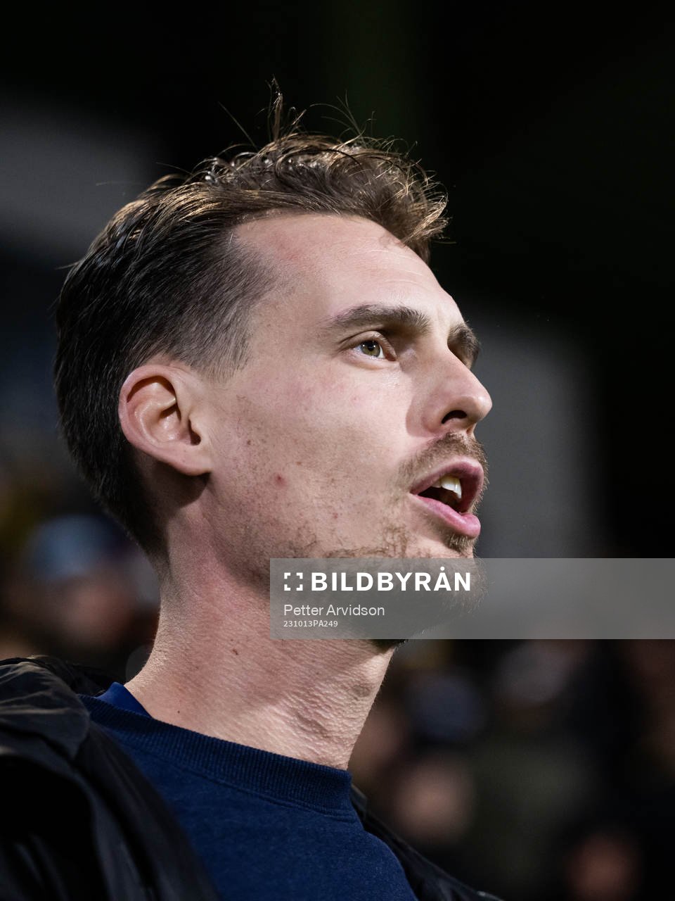 head coach Daniel Bäckström of Sweden