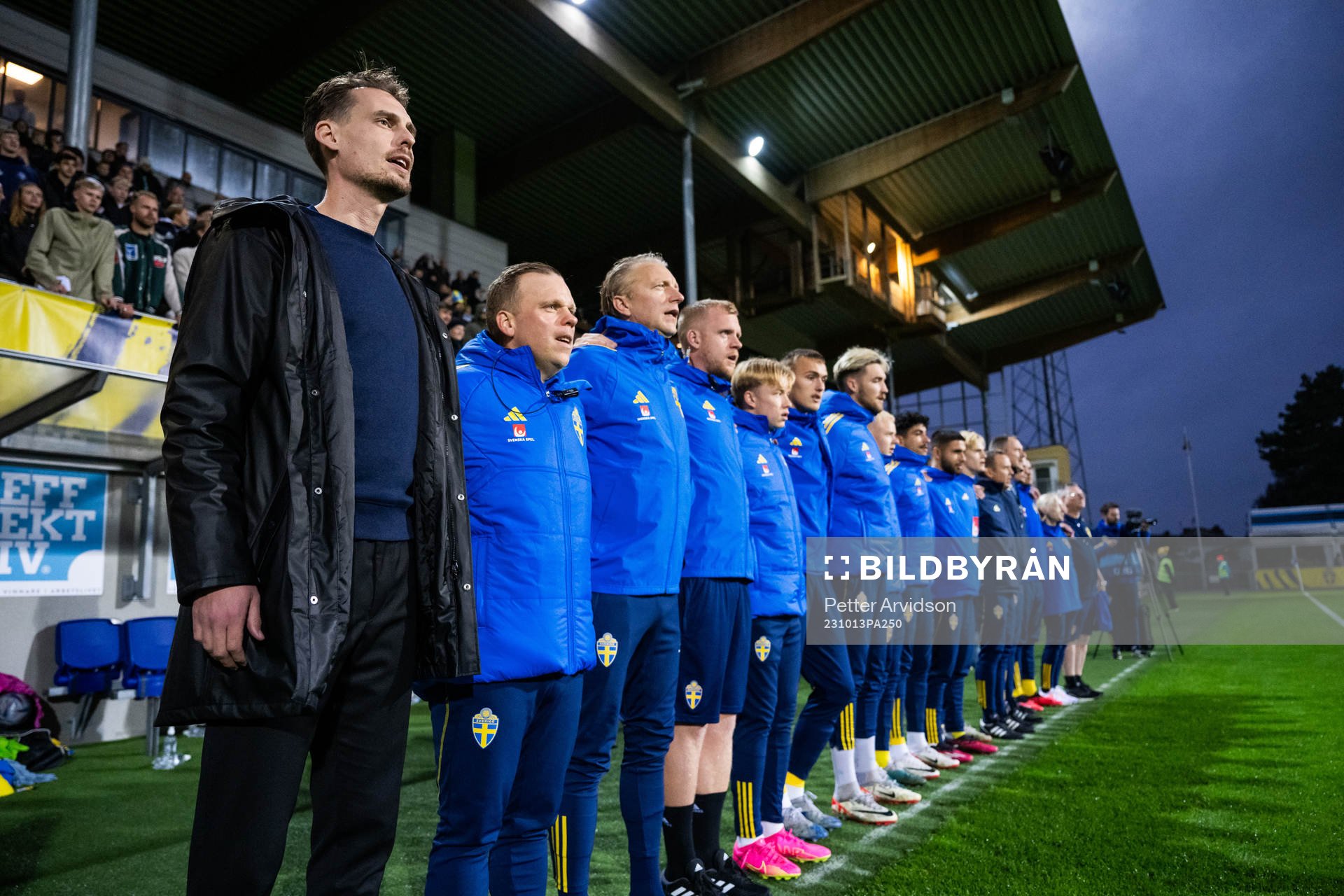 head coach Daniel Bäckström of Sweden