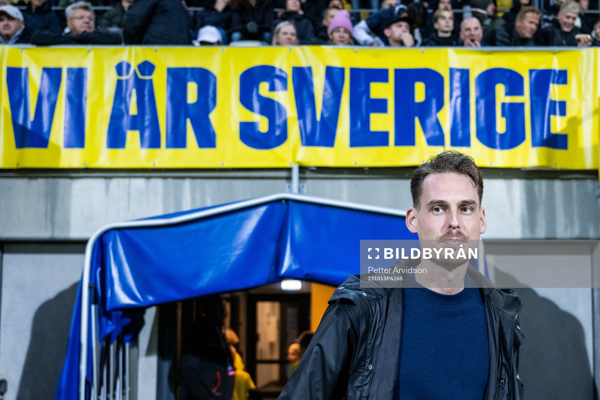 head coach Daniel Bäckström of Sweden