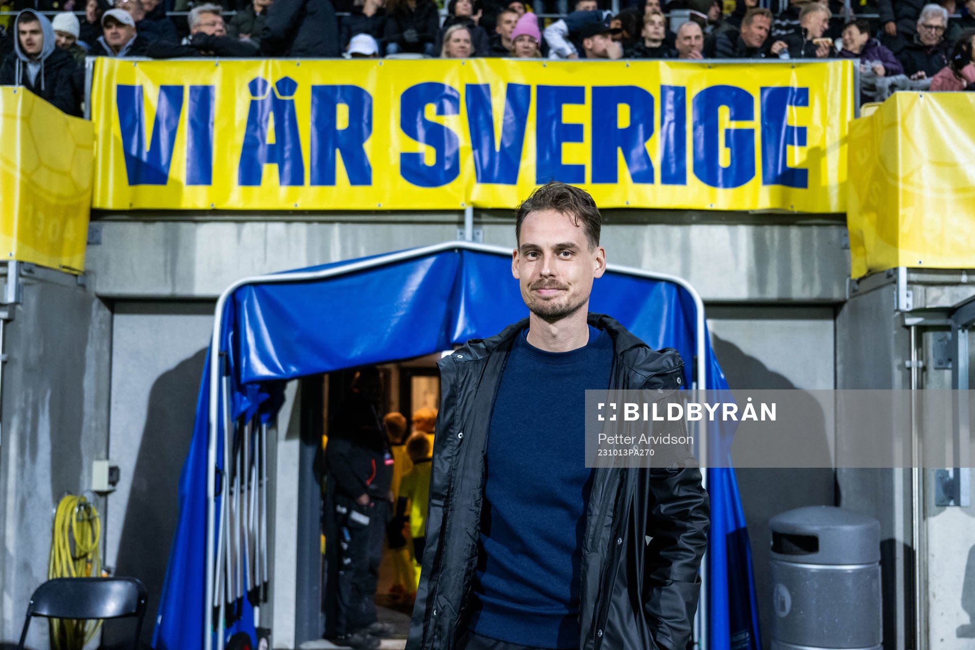 head coach Daniel Bäckström of Sweden