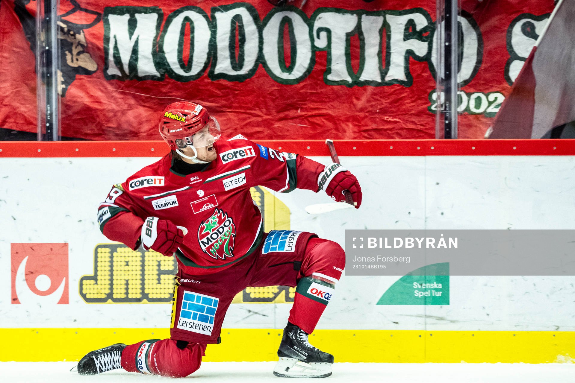 MoDos Mikkel Aagaard jublar