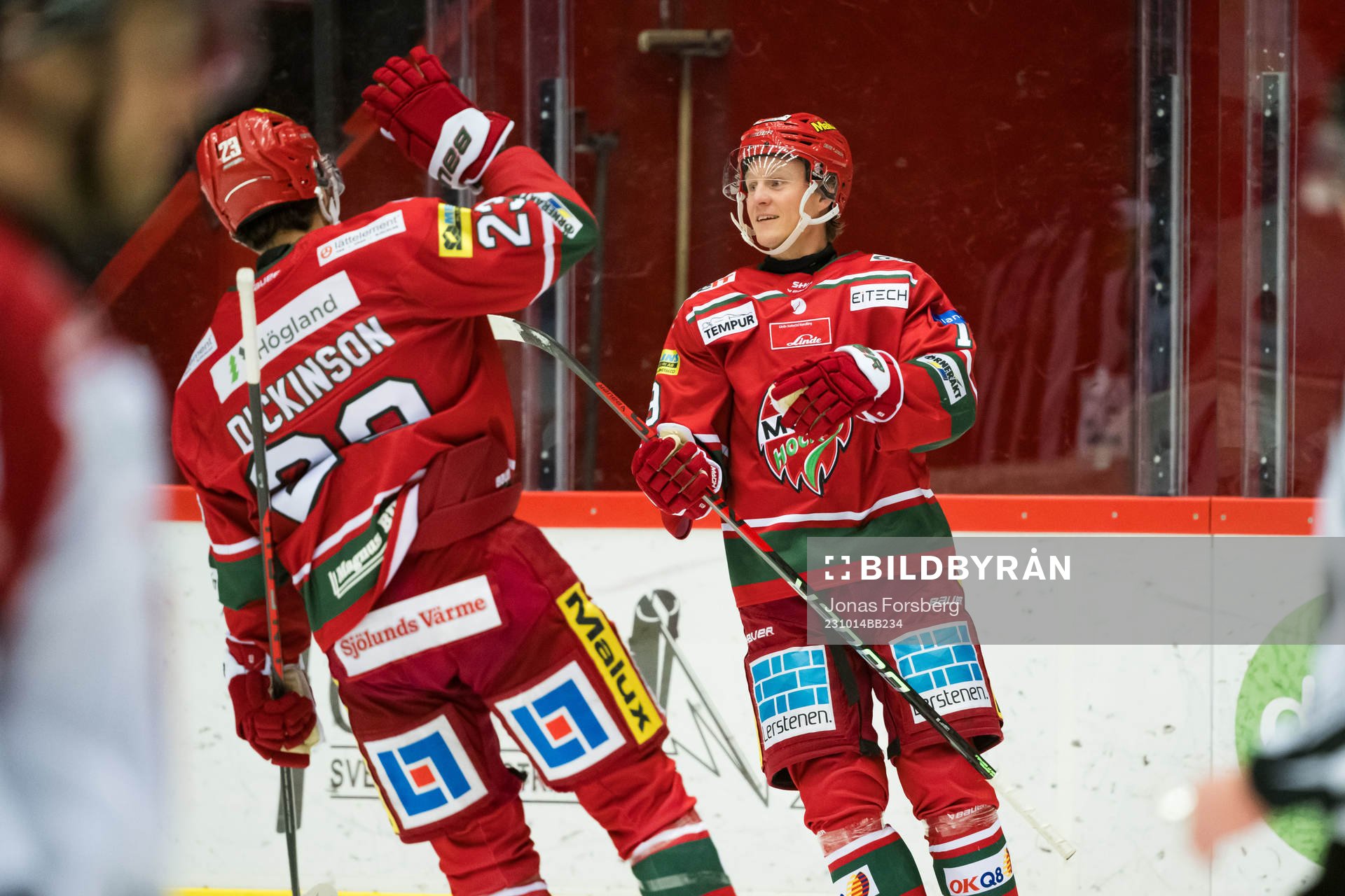 MoDos Erik Karlsson jublar med Josh Dickinson