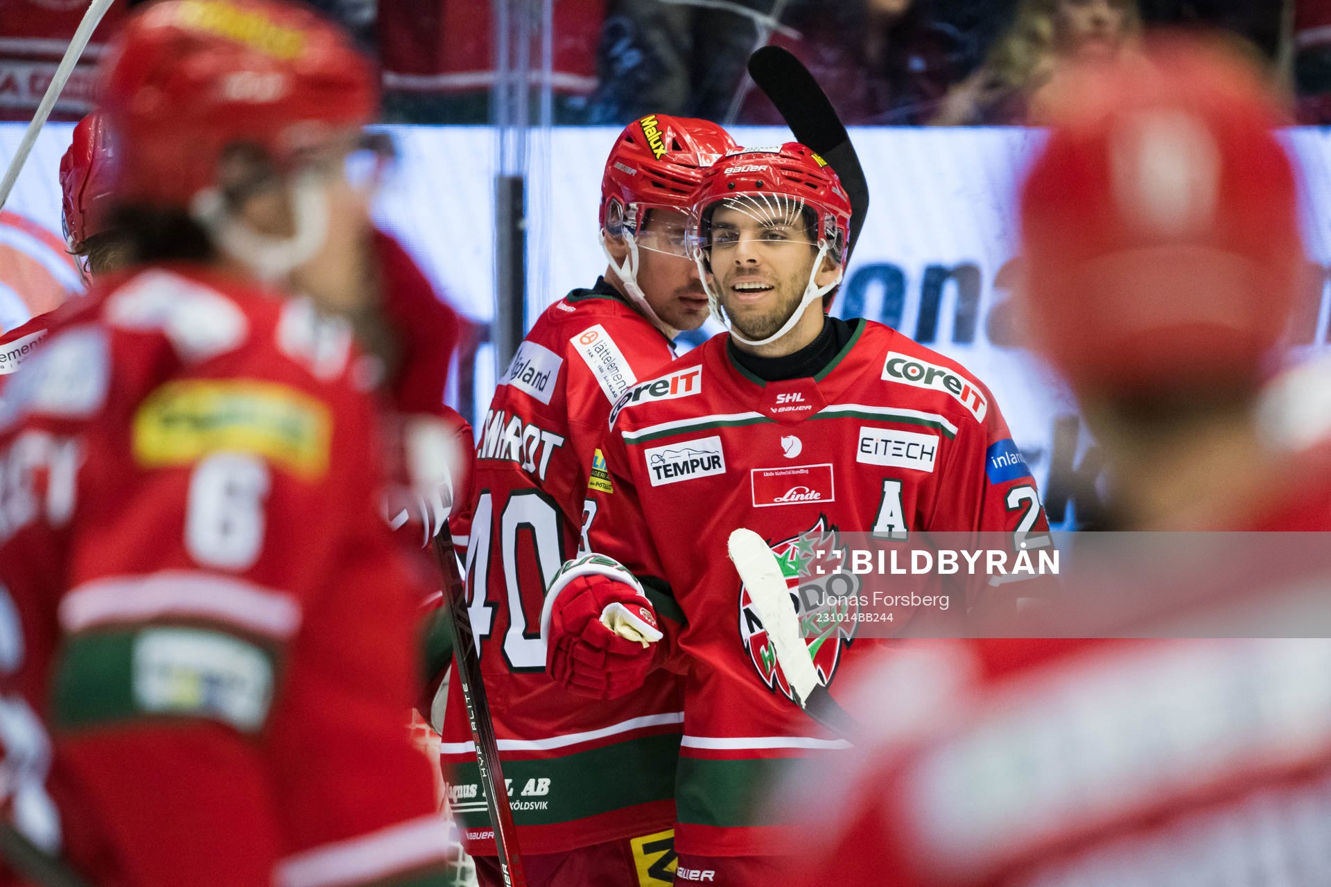 MoDos Josh Dickinson jublar med lagkamraterna