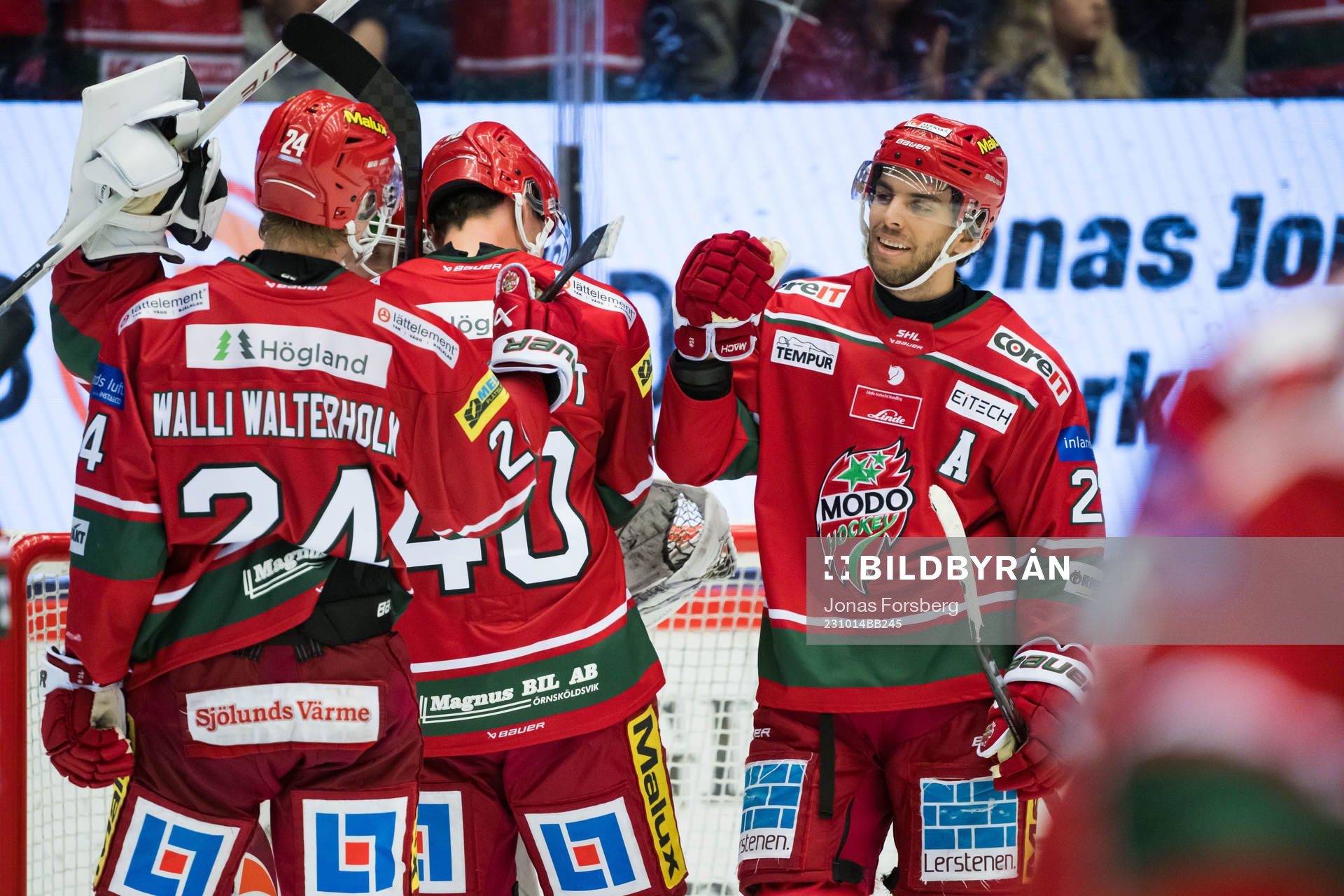 MoDos Josh Dickinson jublar med lagkamraterna