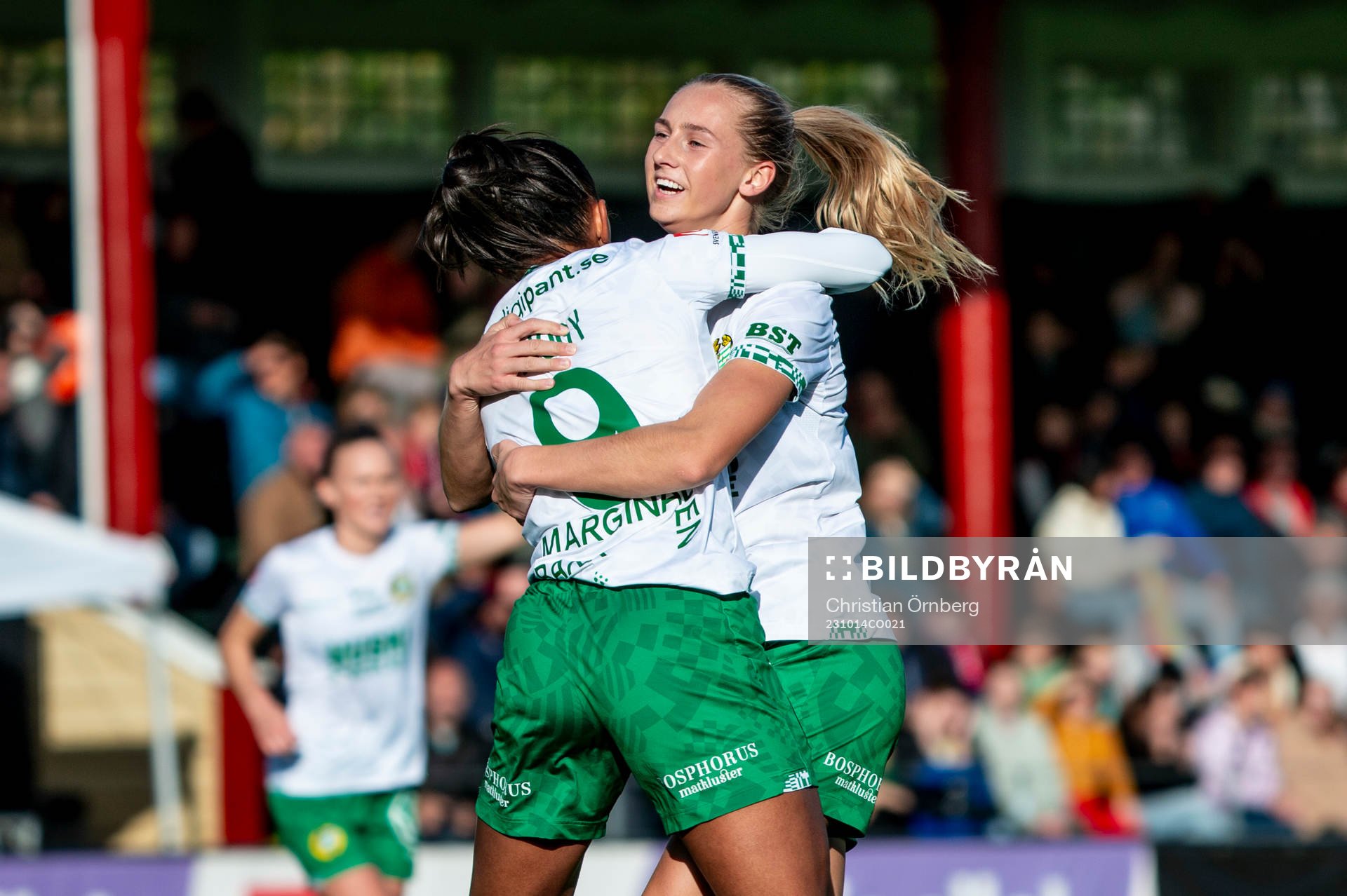 Hammarbys Ellen Wangerheim jublar tillsammans med Madelen Janogy efter 1-1 under fotbollsmatchen i Damallsvenskan mellan FC Rosengård och Hammarby den 14 oktober 2023 i Malmö.