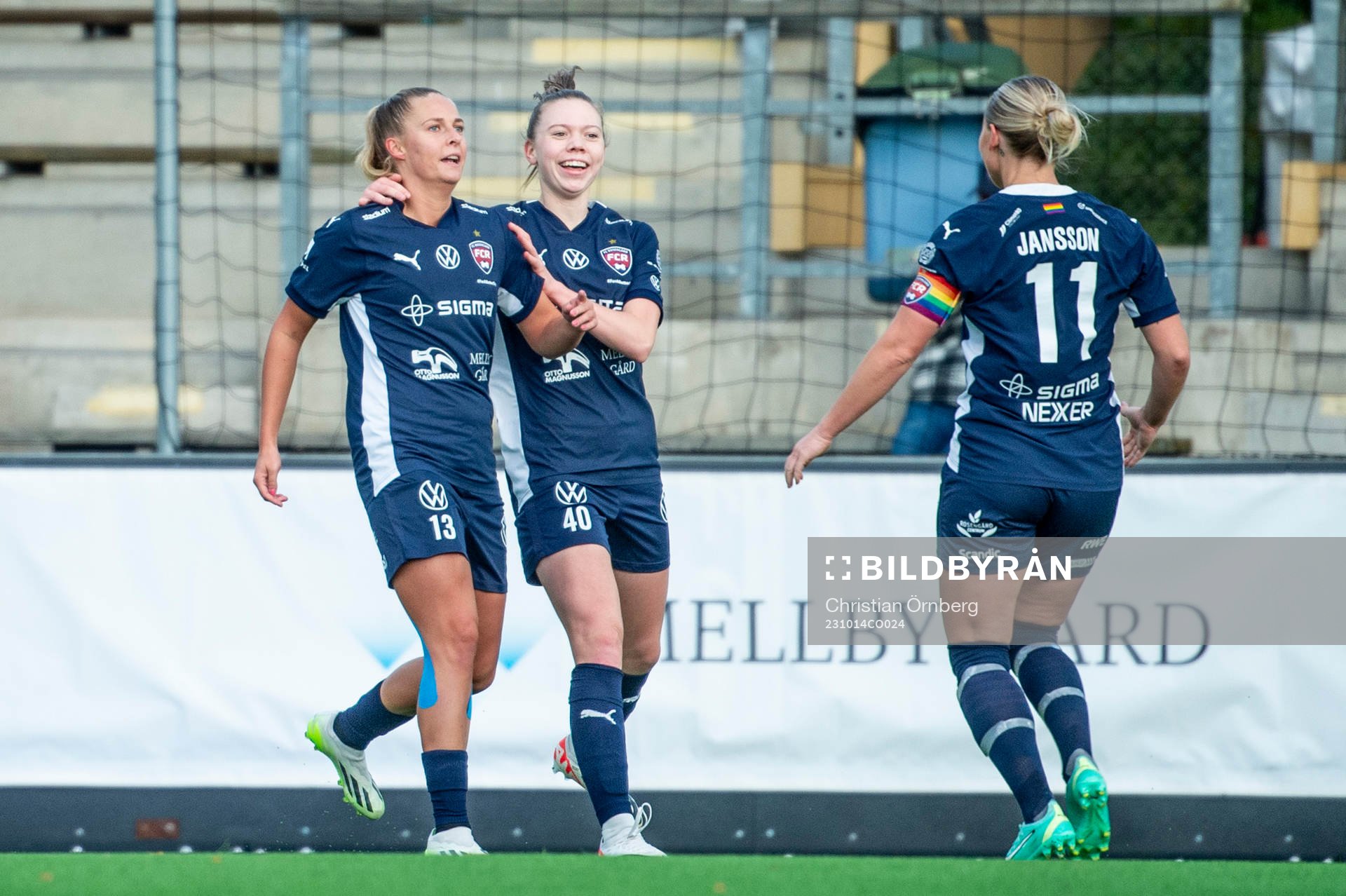 FC Rosengårds Olivia Holdt jublar med lagkamraterna