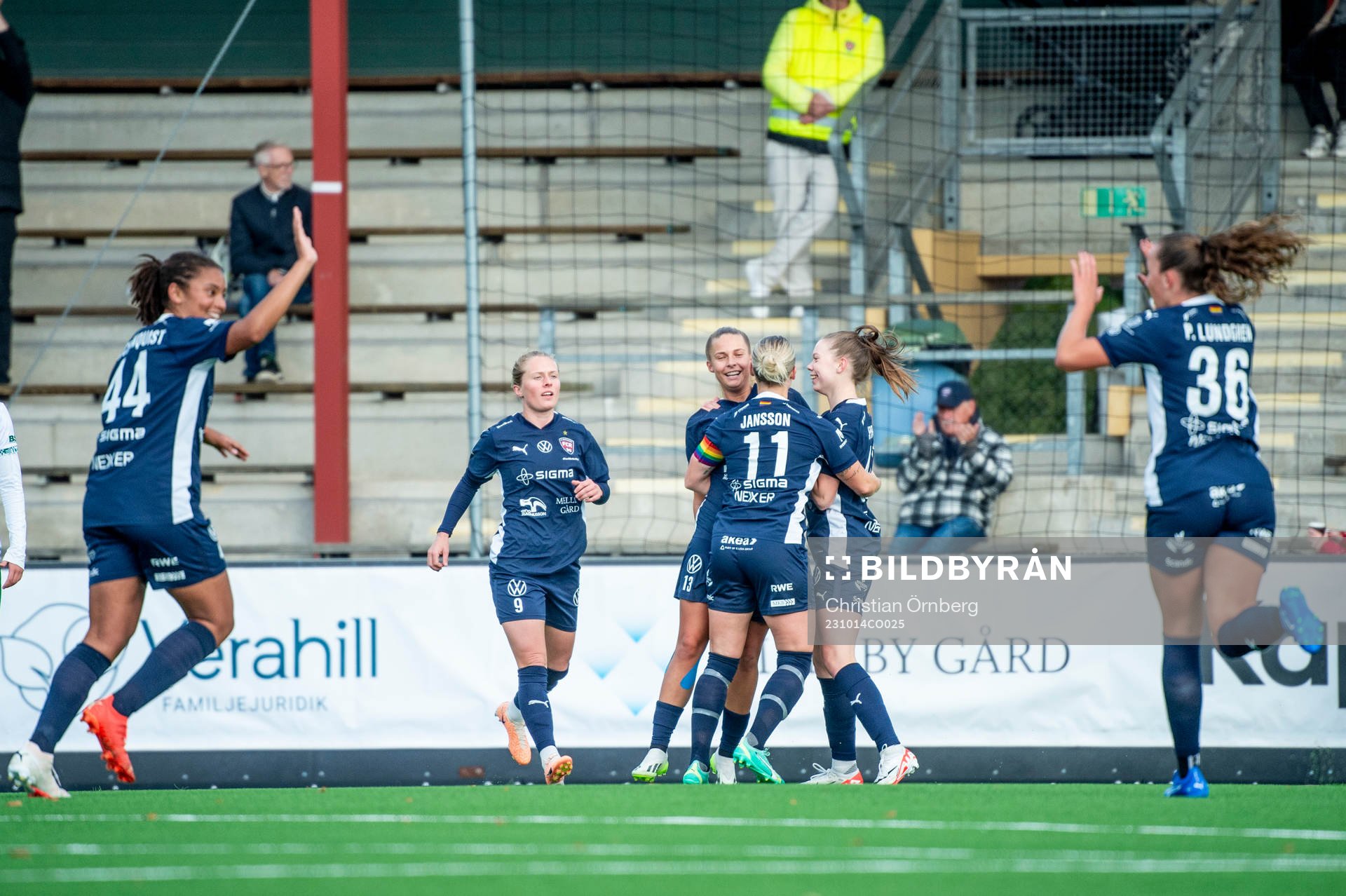 FC Rosengårds Olivia Holdt jublar med lagkamraterna