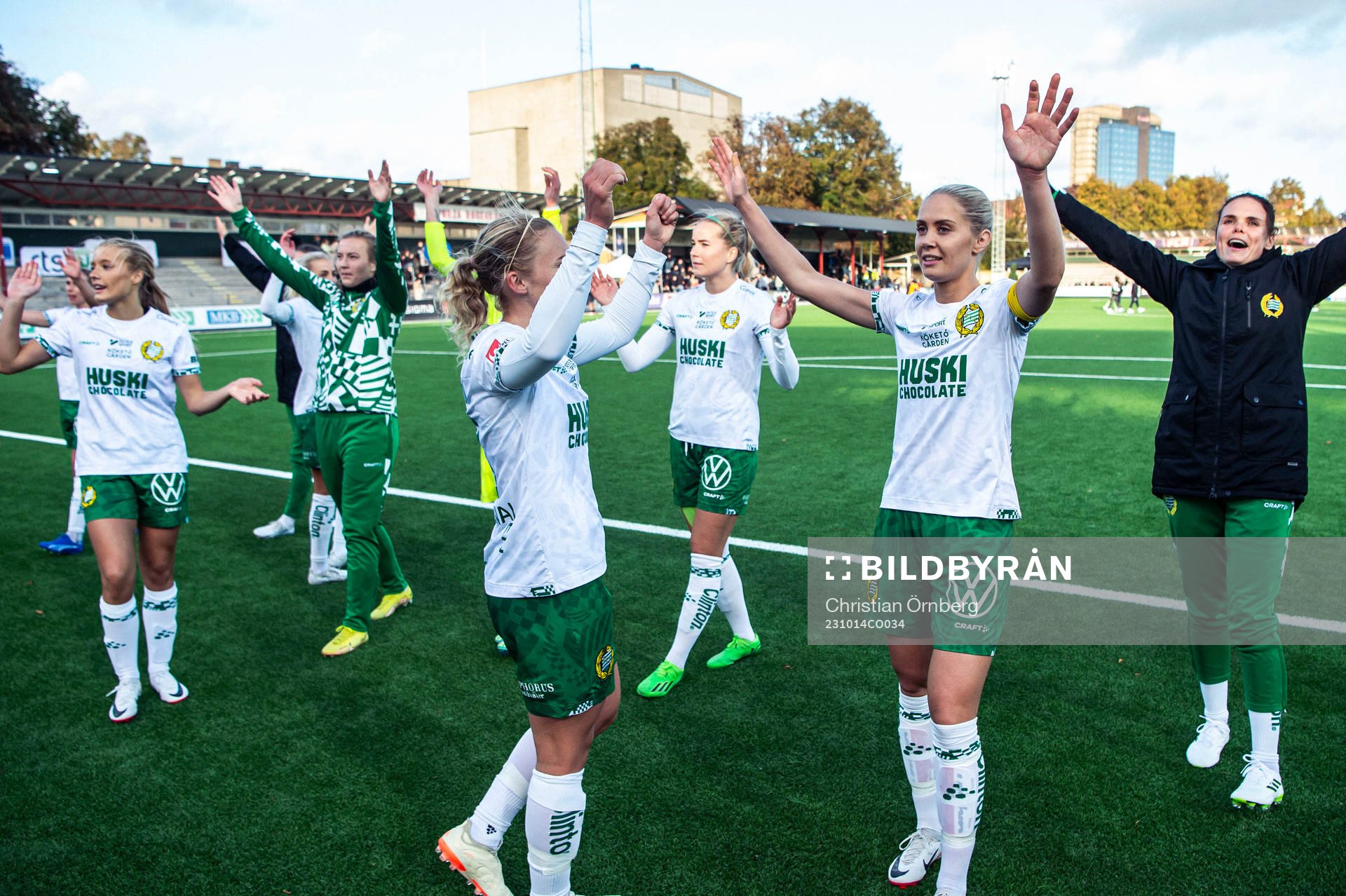 Hammarbys Alice Carlsson jublar med lagkamrater