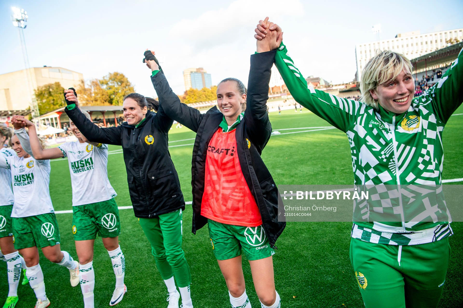 Hammarbys Ellen Wangerheim jublar med lagkamraterna efter fotbollsmatchen i Damallsvenskan mellan FC Rosengård och Hammarby den 14 oktober 2023 i Malmö.