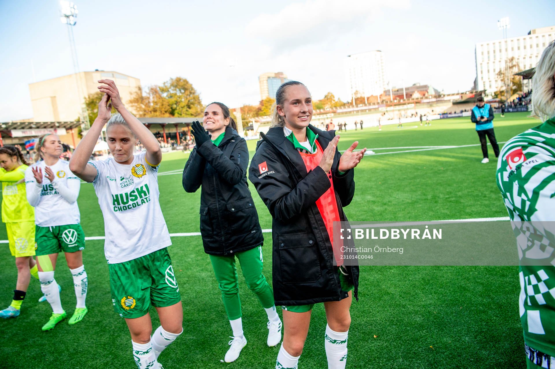 Hammarbys Ellen Wangerheim jublar med lagkamraterna efter fotbollsmatchen i Damallsvenskan mellan FC Rosengård och Hammarby den 14 oktober 2023 i Malmö.