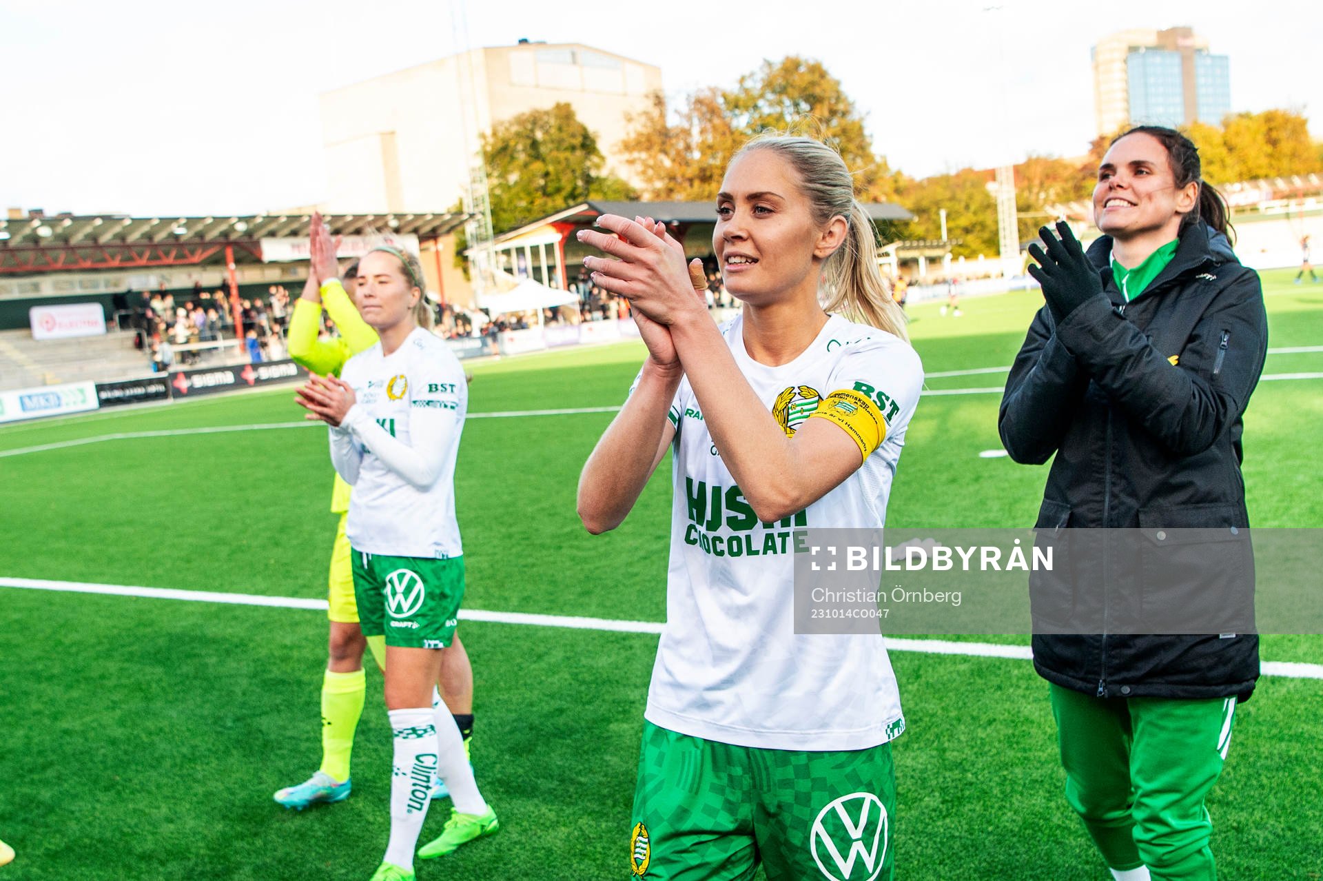 Hammarbys Alice Carlsson jublar med lagkamraterna efter fotbollsmatchen i Damallsvenskan mellan FC Rosengård och Hammarby den 14 oktober 2023 i Malmö.
