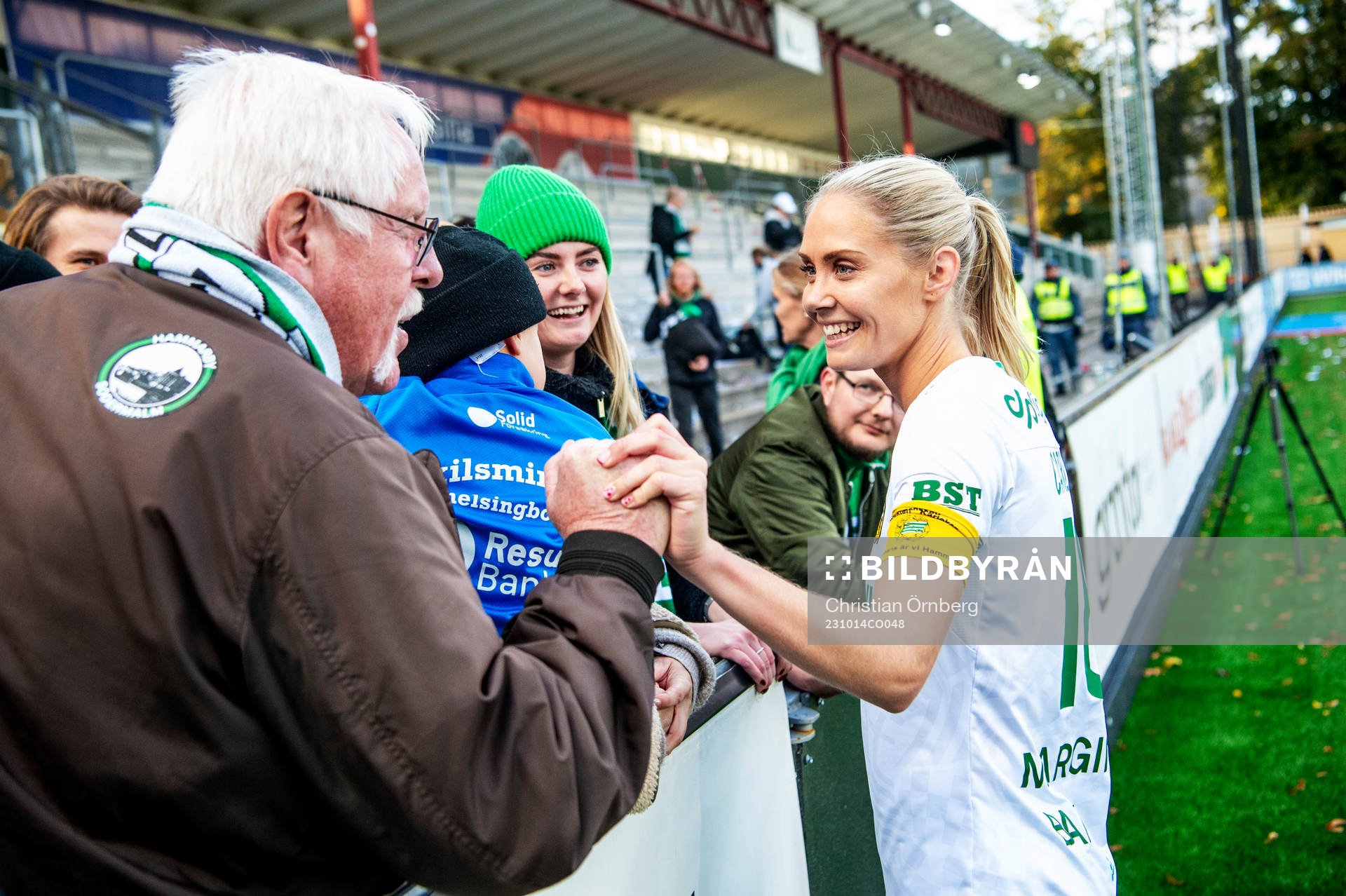 Hammarbys Alice Carlsson med supportrarna