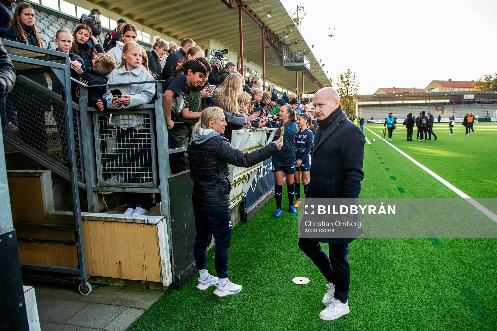 FC Rosengårds tränare Joel Kjetselberg lämnar planen