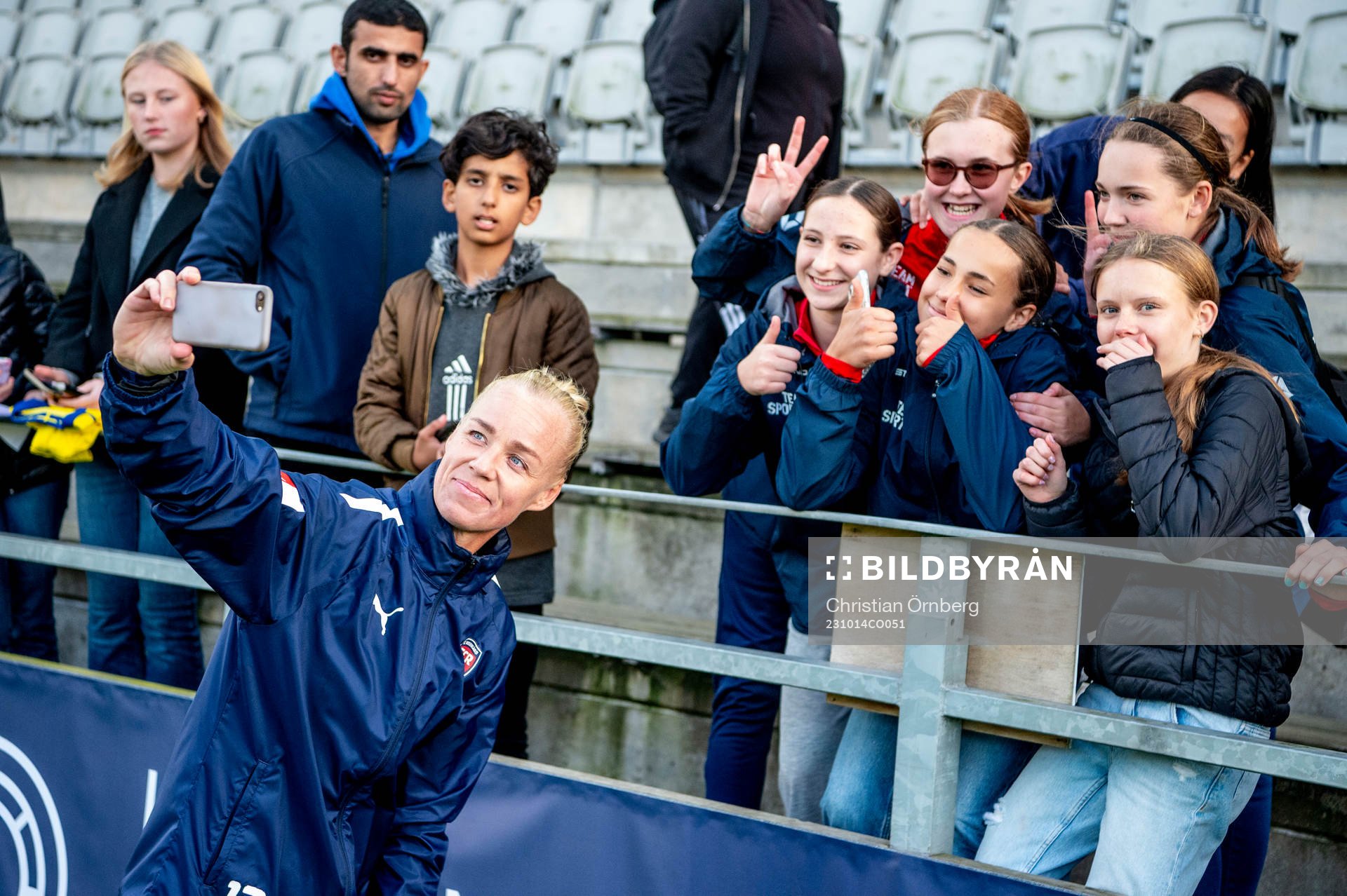FC Rosengårds Caroline Seger med unga supportrar